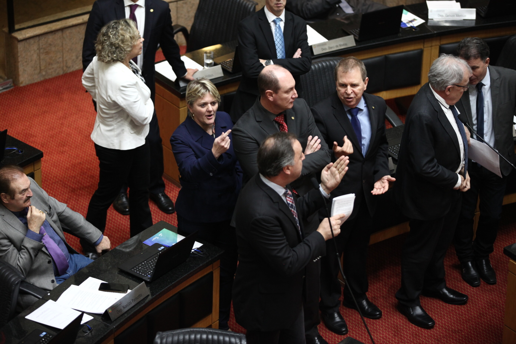 PLC sobre taxas cobradas por cartórios de protesto é aprovado em 1º turno