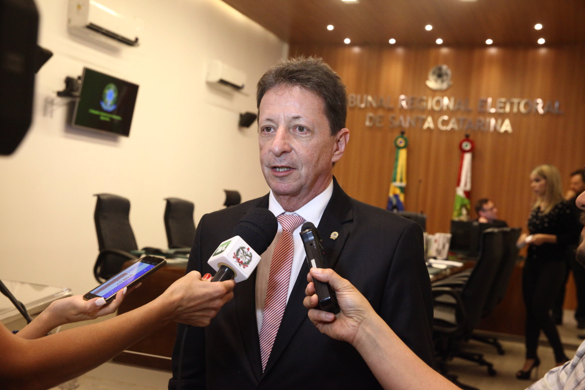 TRE/SC firma convênio para incentivo de jovens ao exercício do voto