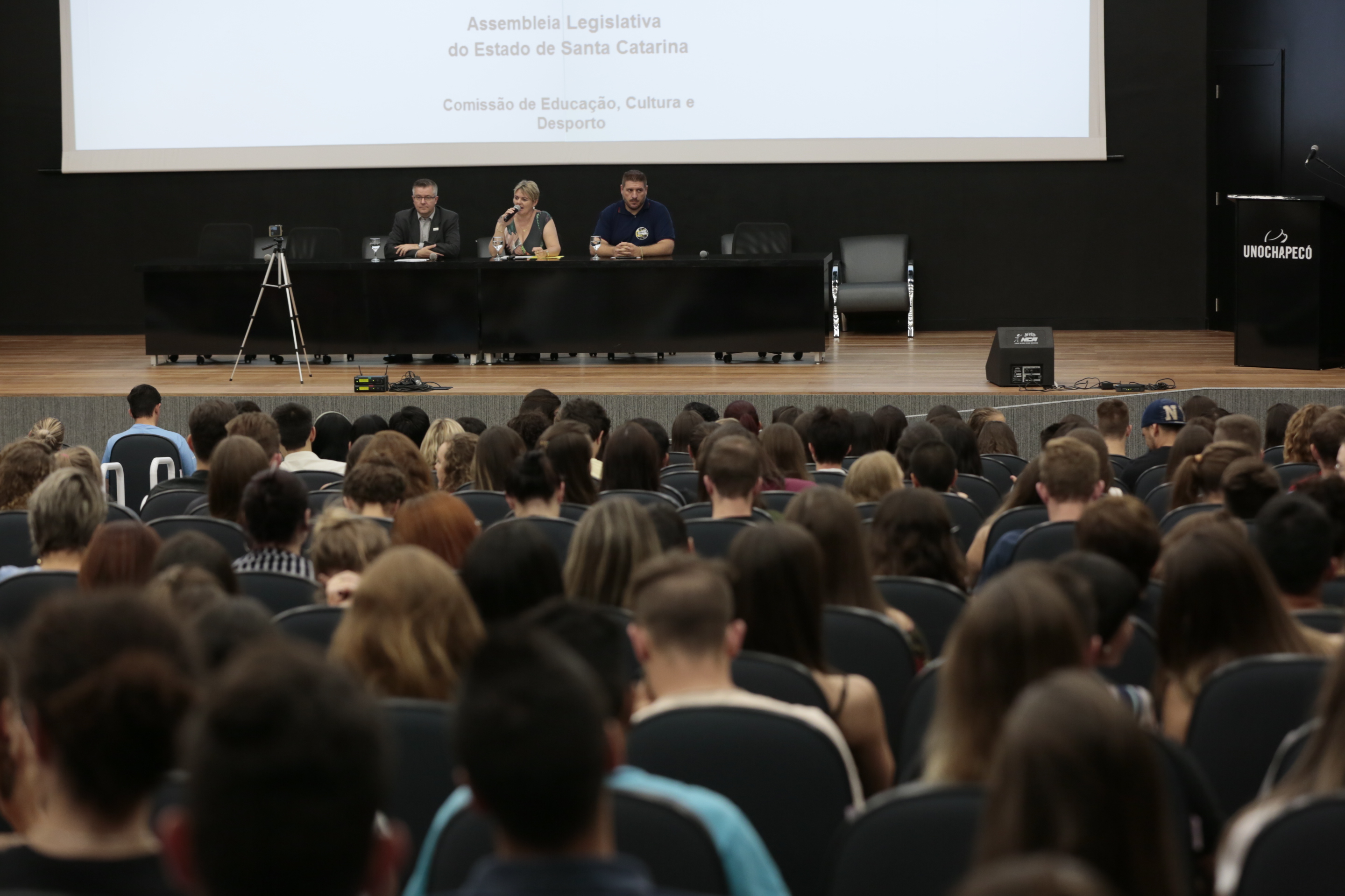 Comissão de Educação da Alesc promove audiência pública sobre a redução das bolsas comunitárias definida pela PEC 0005.3/2017.