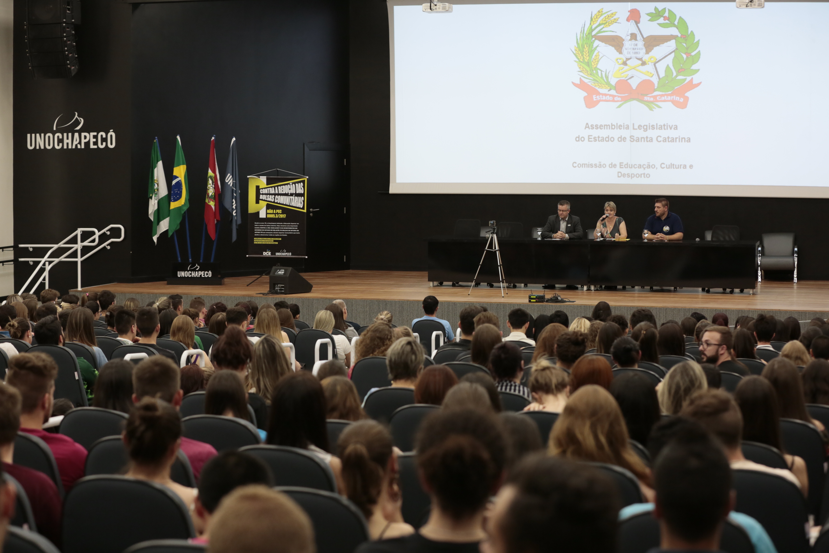 Comissão de Educação da Alesc promove audiência pública sobre a redução das bolsas comunitárias definida pela PEC 0005.3/2017.