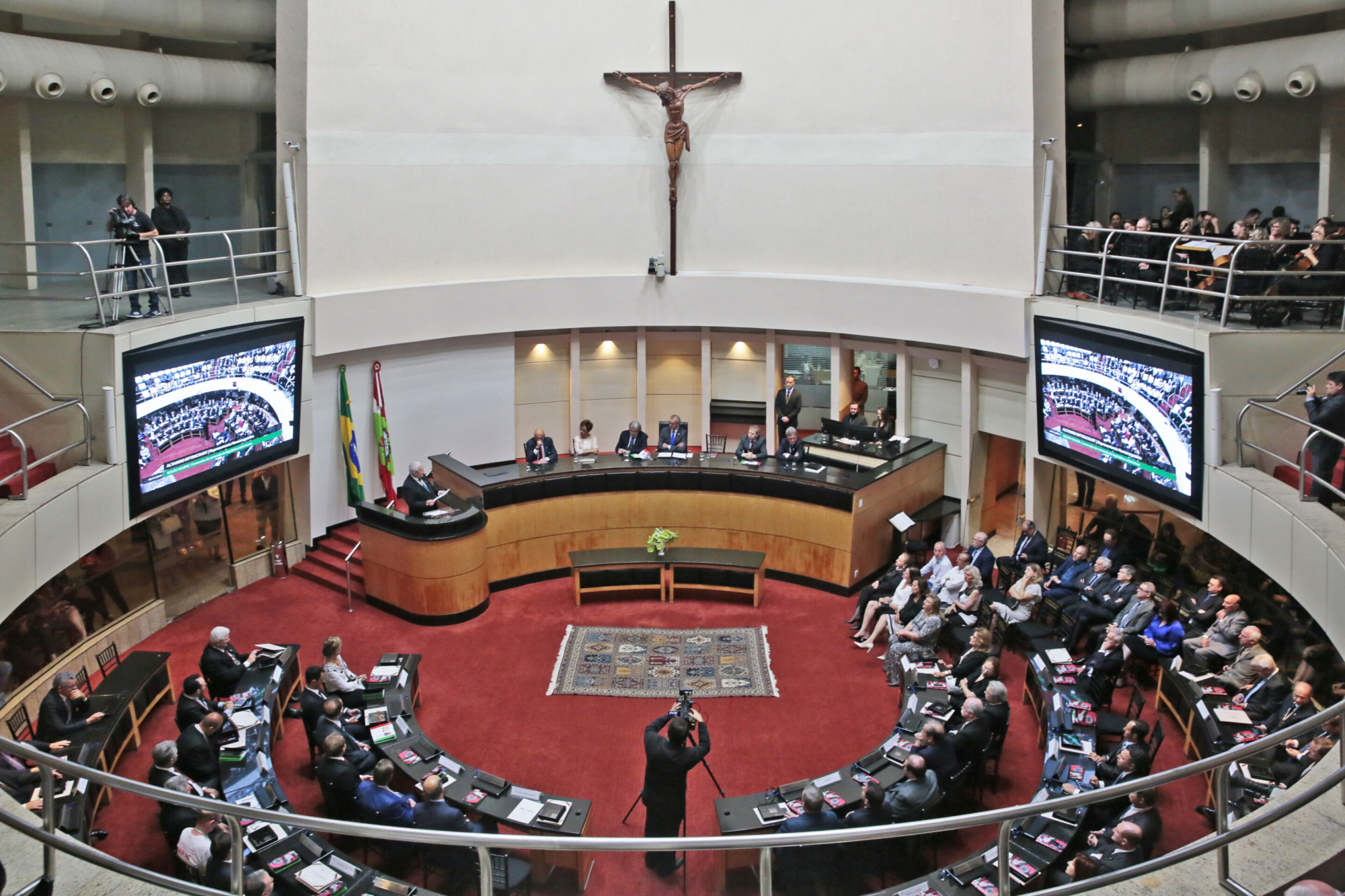 Parlamento concede Comenda a personalidades e organizações