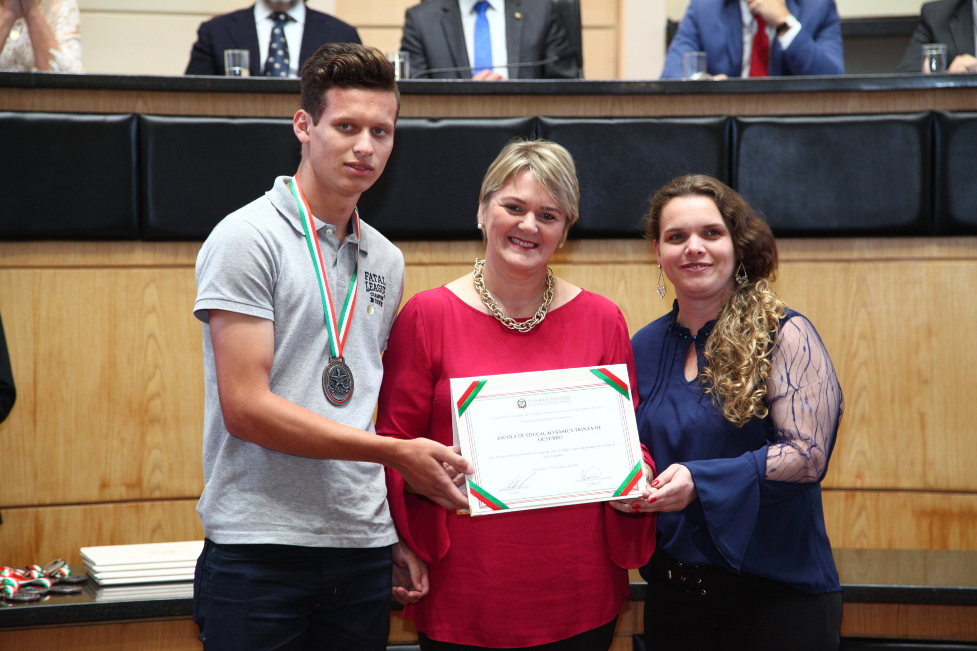 Luciane homenageia escola de Lebon Régis com a Comenda do Legislativo
