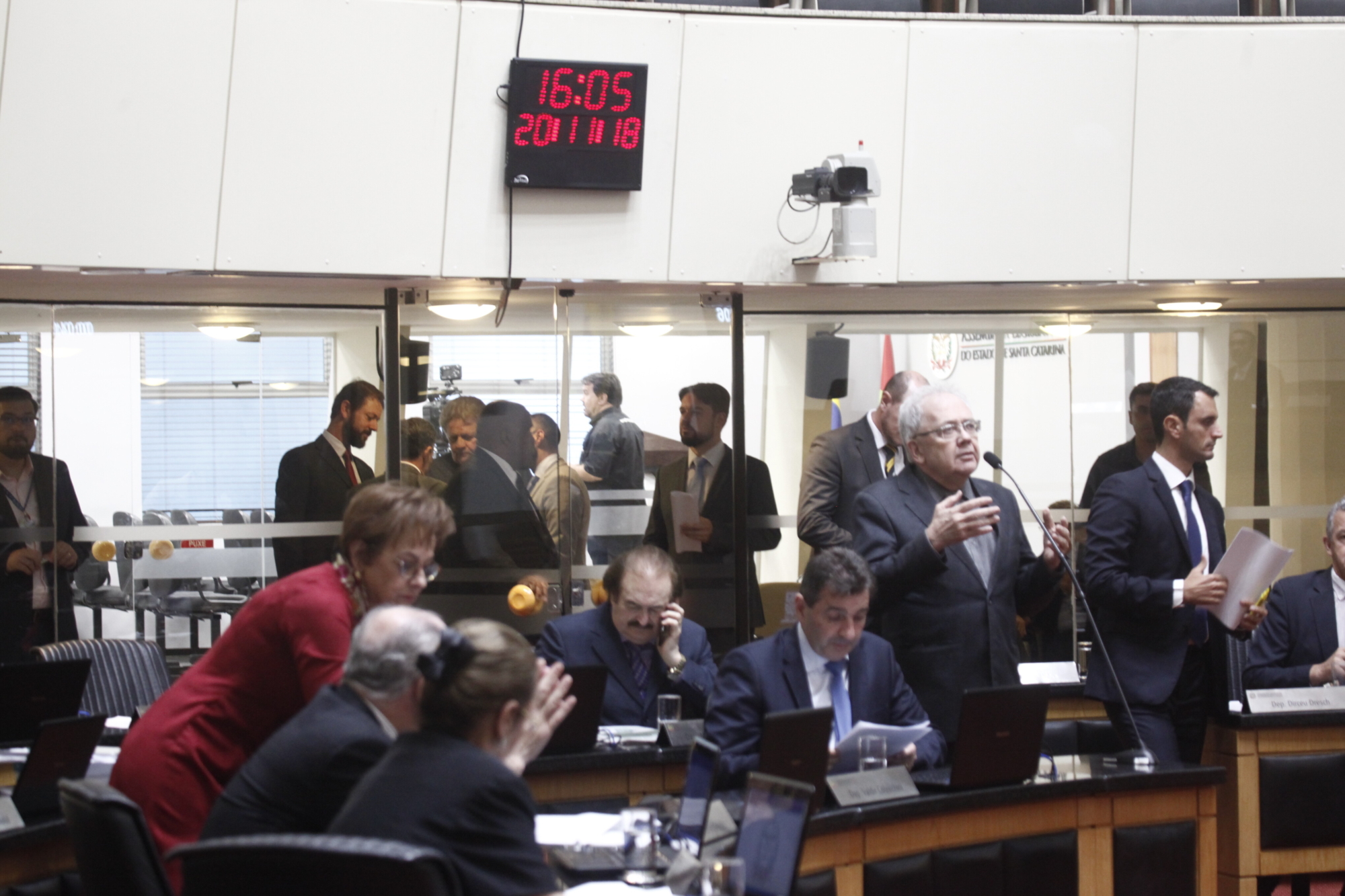 Saída de profissionais do Mais Médicos divide opinião dos deputados