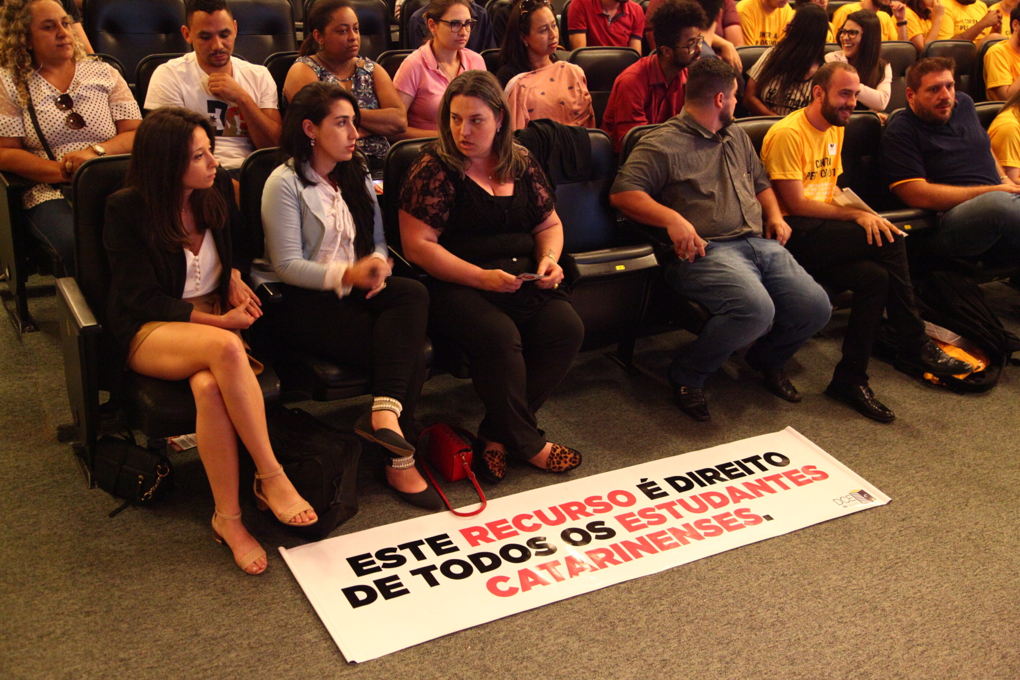 Alunos rejeitam dividir bolsas entre sistema Acafe e faculdades privadas