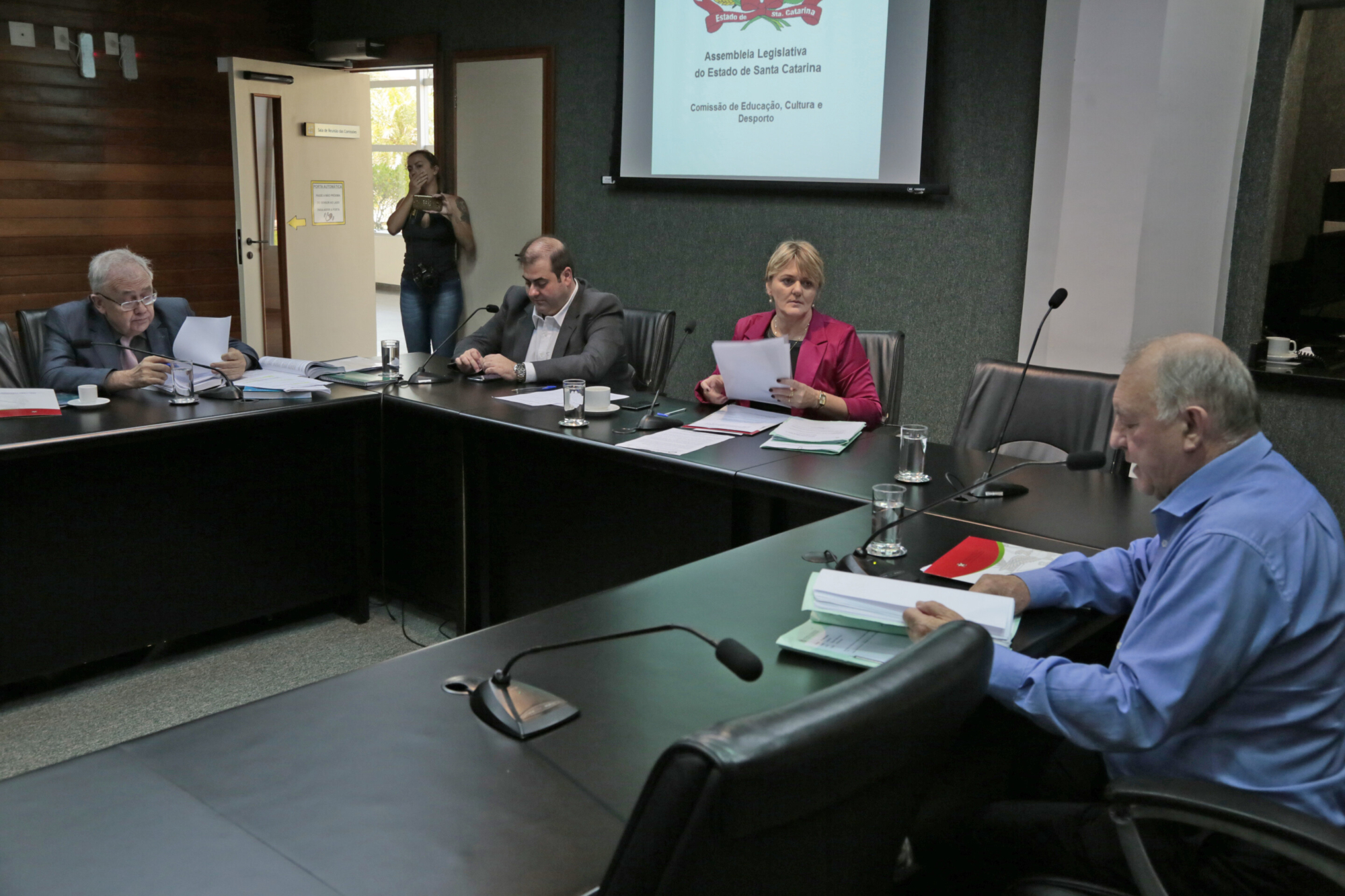 PL restringe acesso de agências de modelos em escolas públicas do Estado