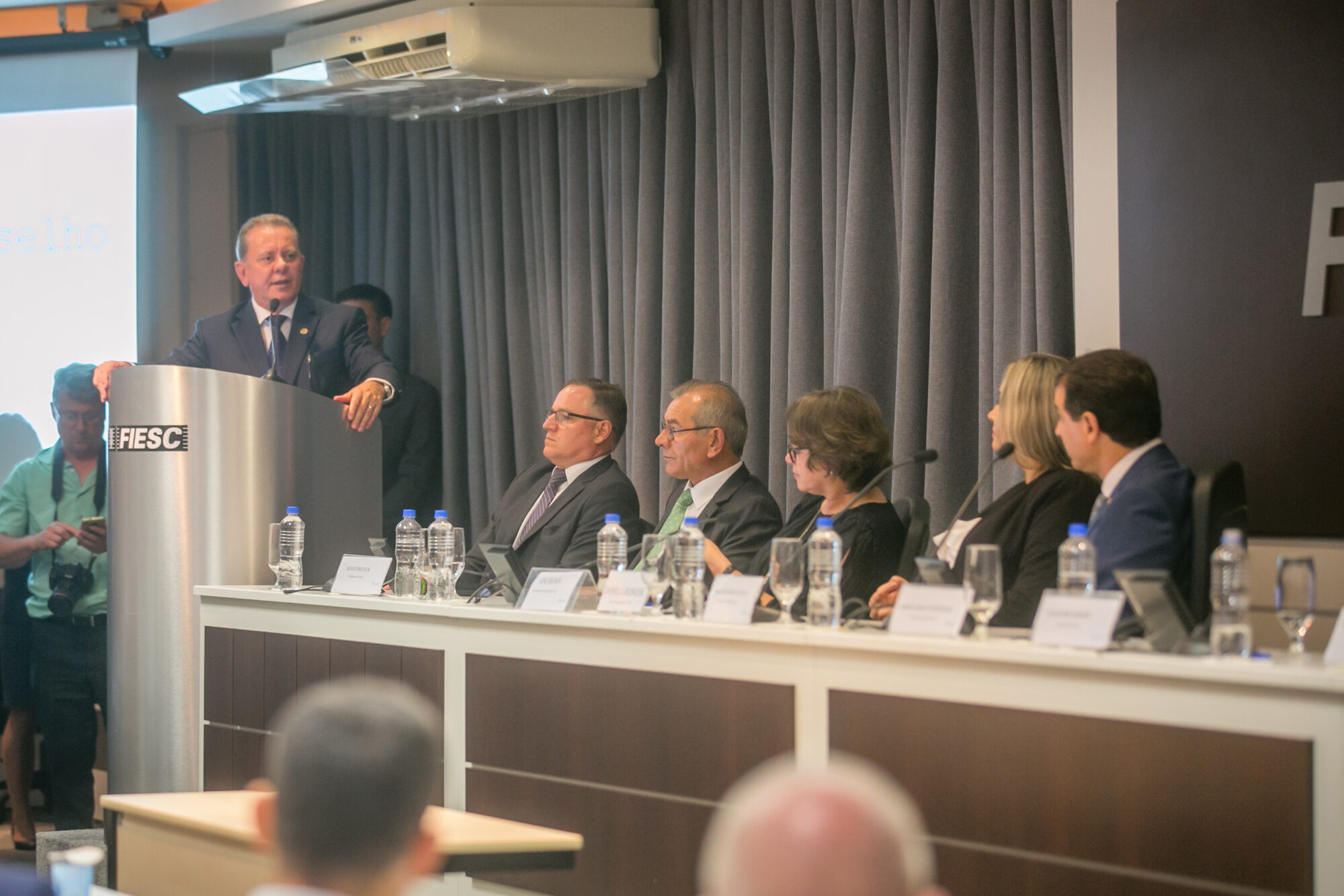 Ex-deputado Ponticelli assumiu a presidência da Fecam, na presença do presidente da Alesc, Silvio Dreveck, e do governador Carlos Moisés.
