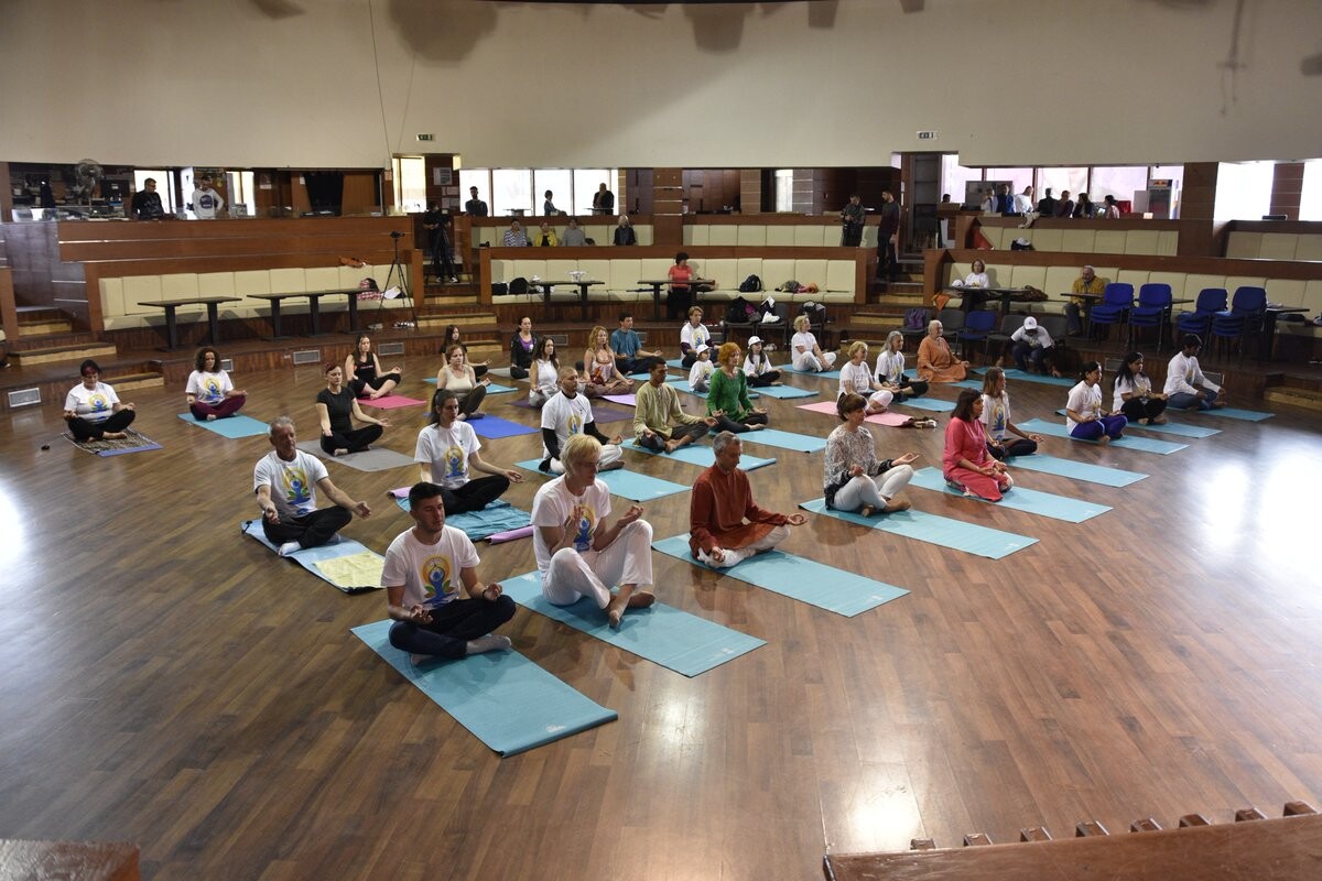 A lei das PICs, por exemplo, estimula a prática de terapias e técnicas como o yoga. FOTO: MEA/Fotospublicas.com/Divulgação