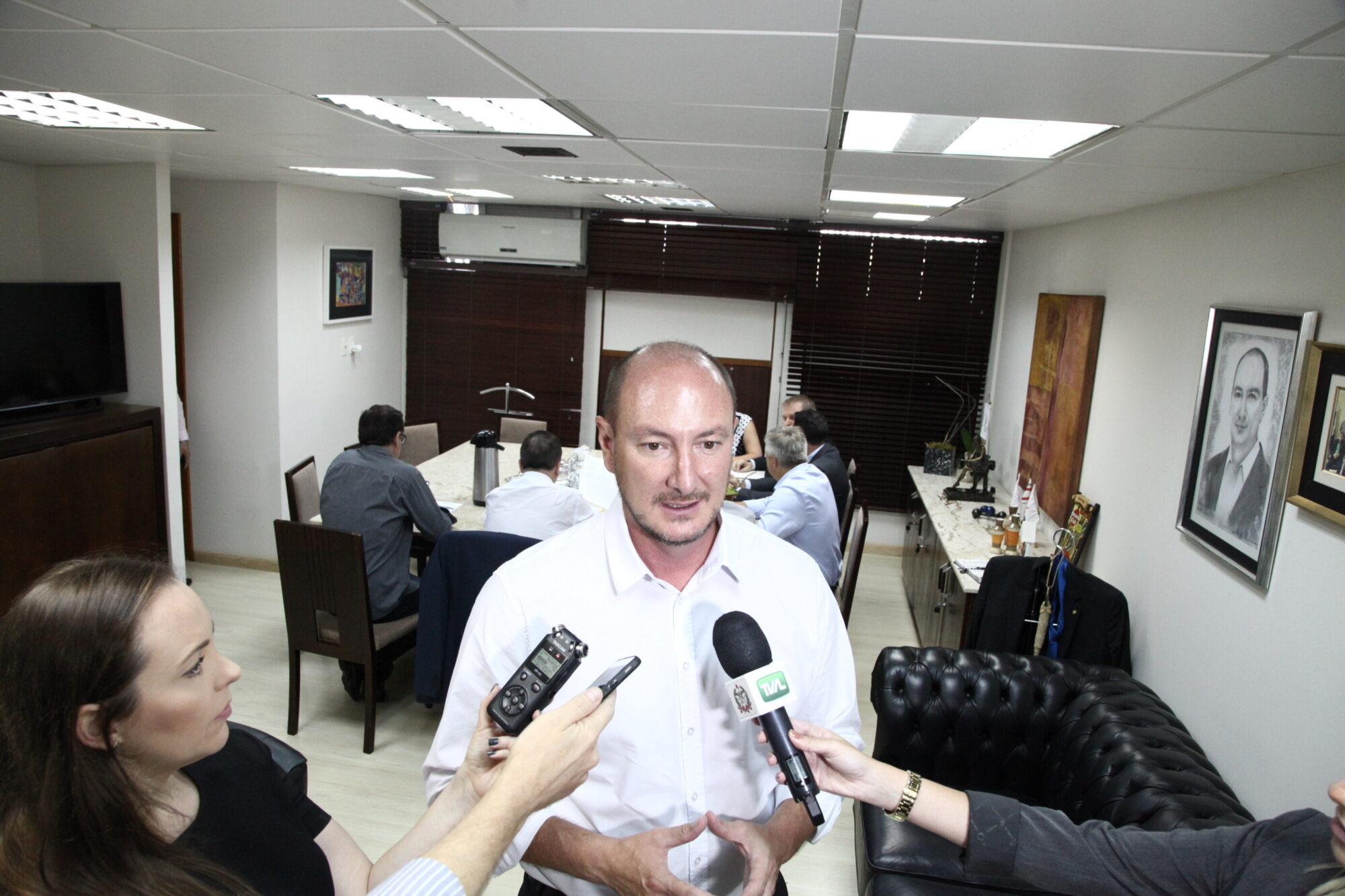 Gabinete de Mauro De Nadal reúne pela primeira vez a Bancada do Oeste