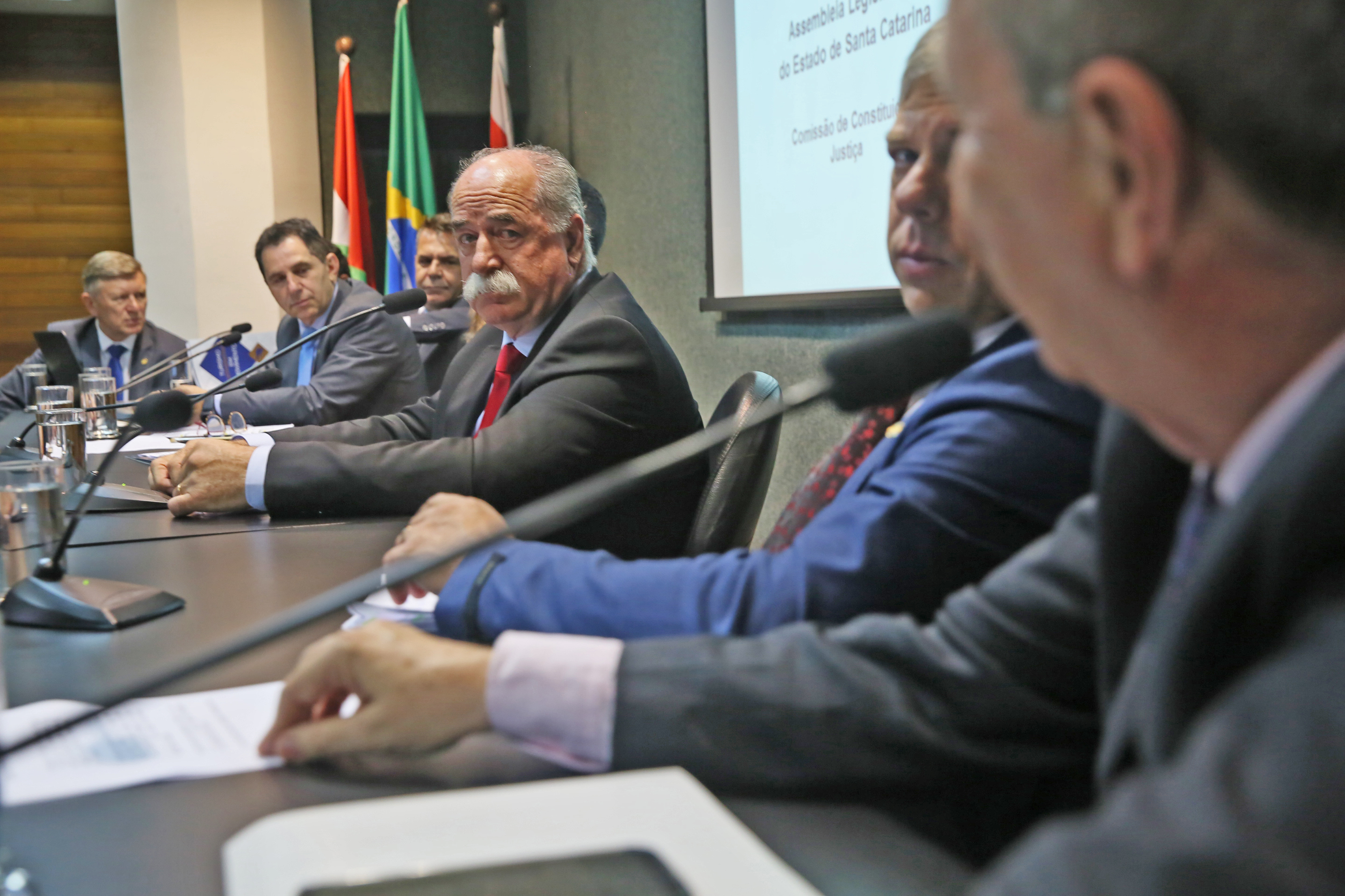 CCJ - Comissão de Constituição e Justiça é Instalada. Deputados Romildo Titon (MDB) e Milton Hobus (PSD) são eleitos presidente e vice da Comissão.
