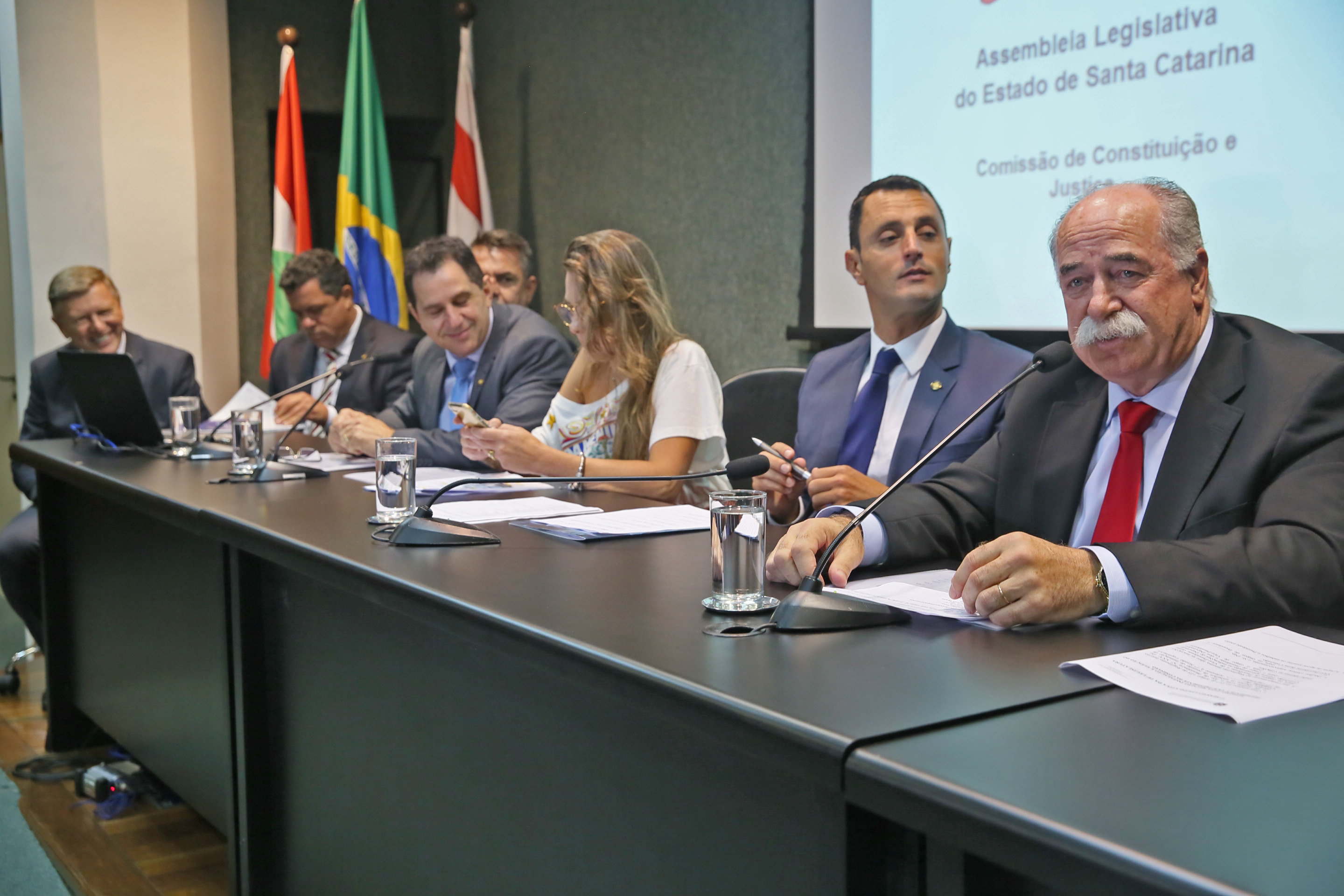 CCJ - Comissão de Constituição e Justiça é Instalada. Deputados Romildo Titon (MDB) e Milton Hobus (PSD) são eleitos presidente e vice da Comissão.
