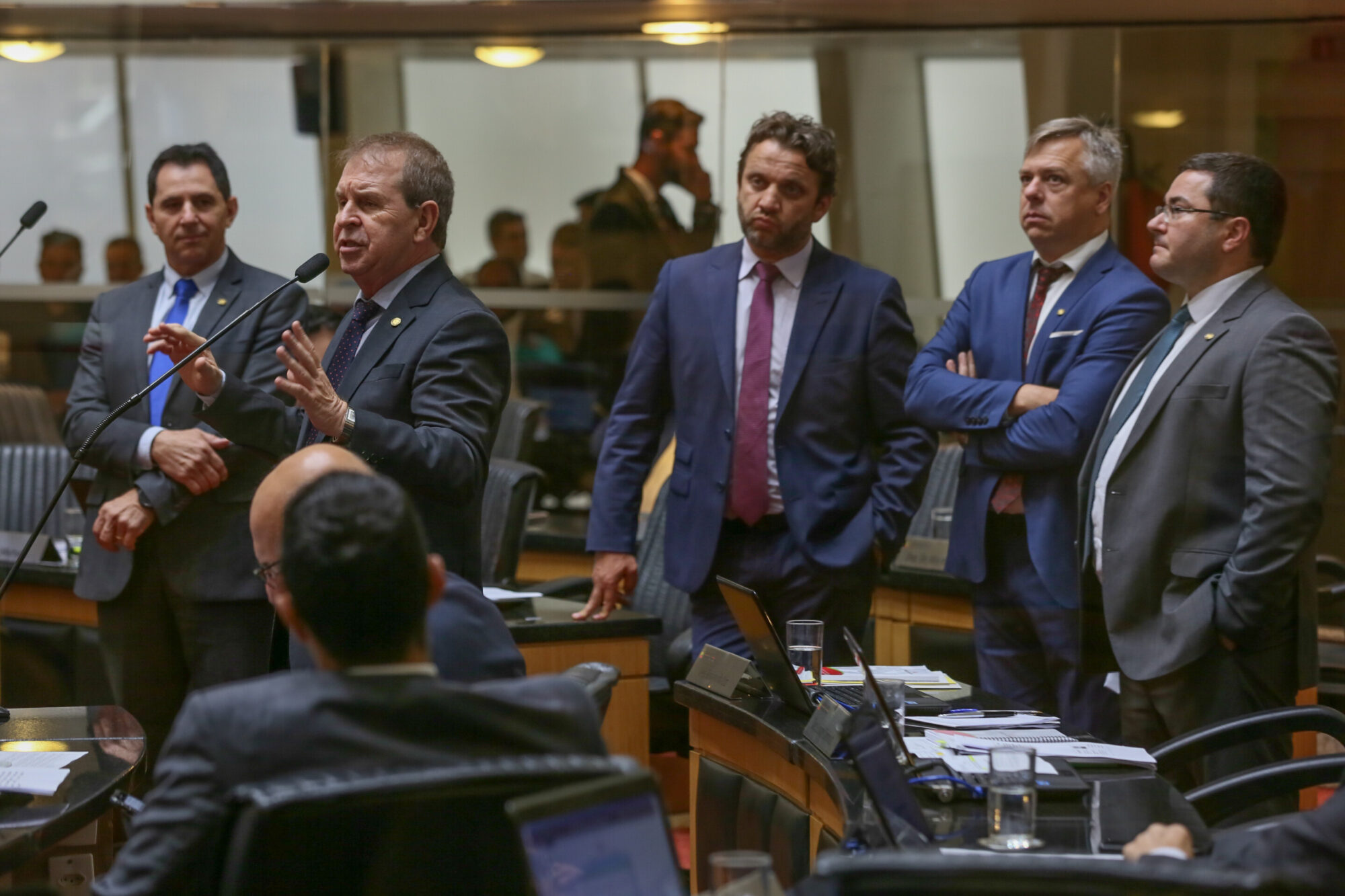 Legalização de incentivos fiscais e queixas sobre secretário dominam sessão