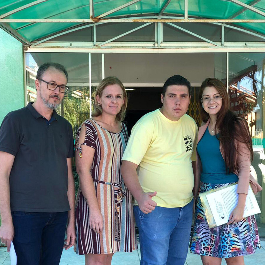 Ana Campagnolo atende a comunidade escolar em Xanxerê