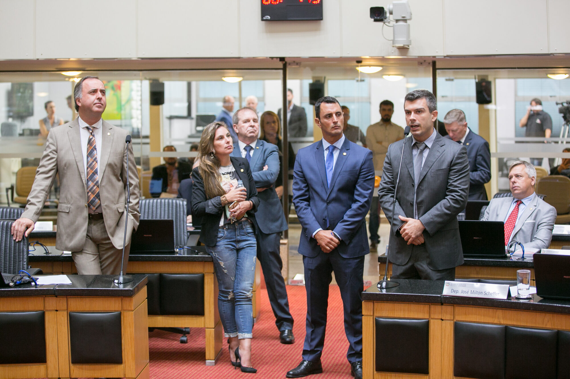 Deputados criticam abordagem religiosa em escola de samba de SP