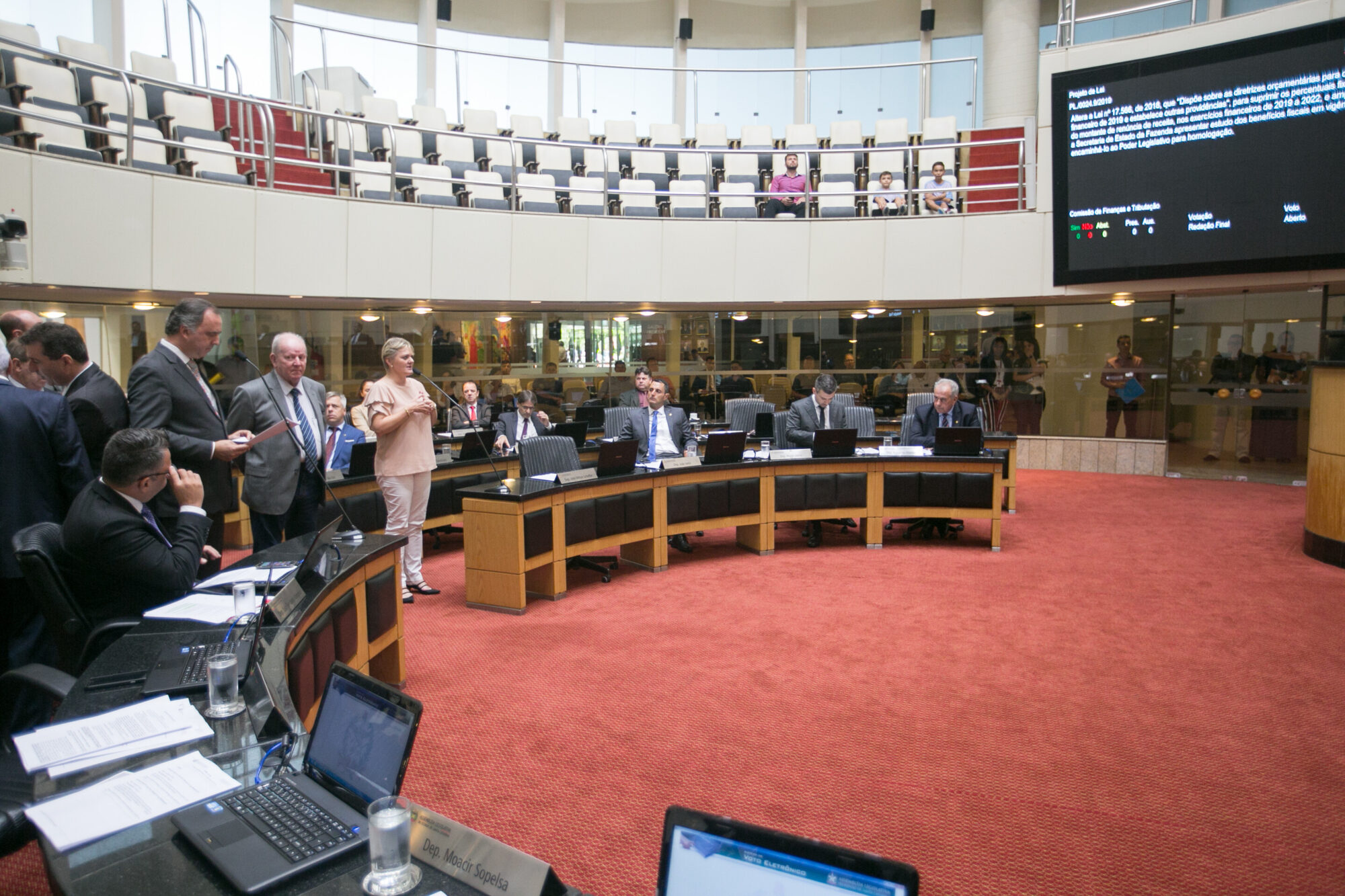 Aprovado em plenário projeto que suspende retirada de benefícios fiscais