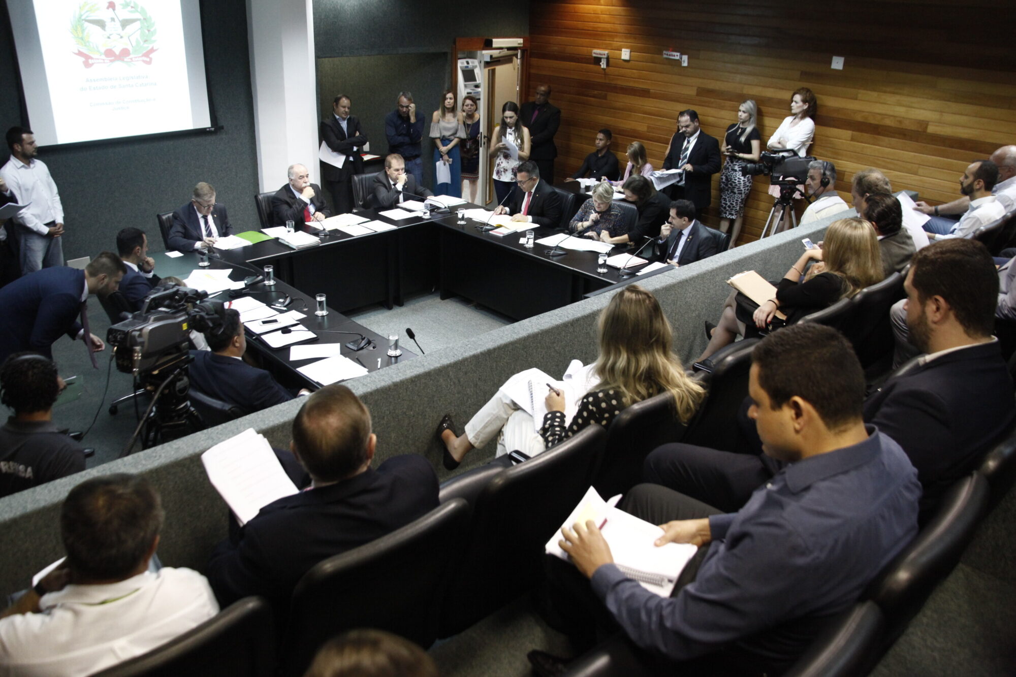 Legislativo e Executivo divergem sobre aumento do piso salarial do MPSC