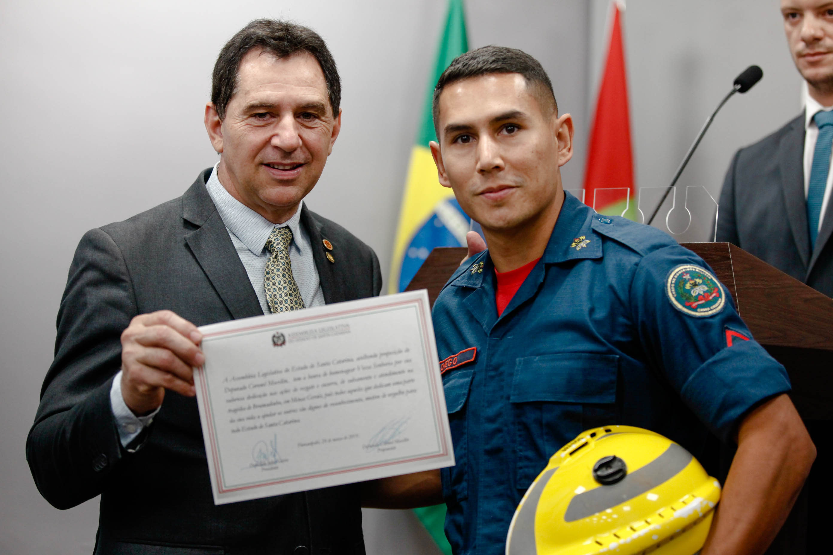 Bombeiros catarinenses que atuaram em Brumadinho são homenageados na Alesc.