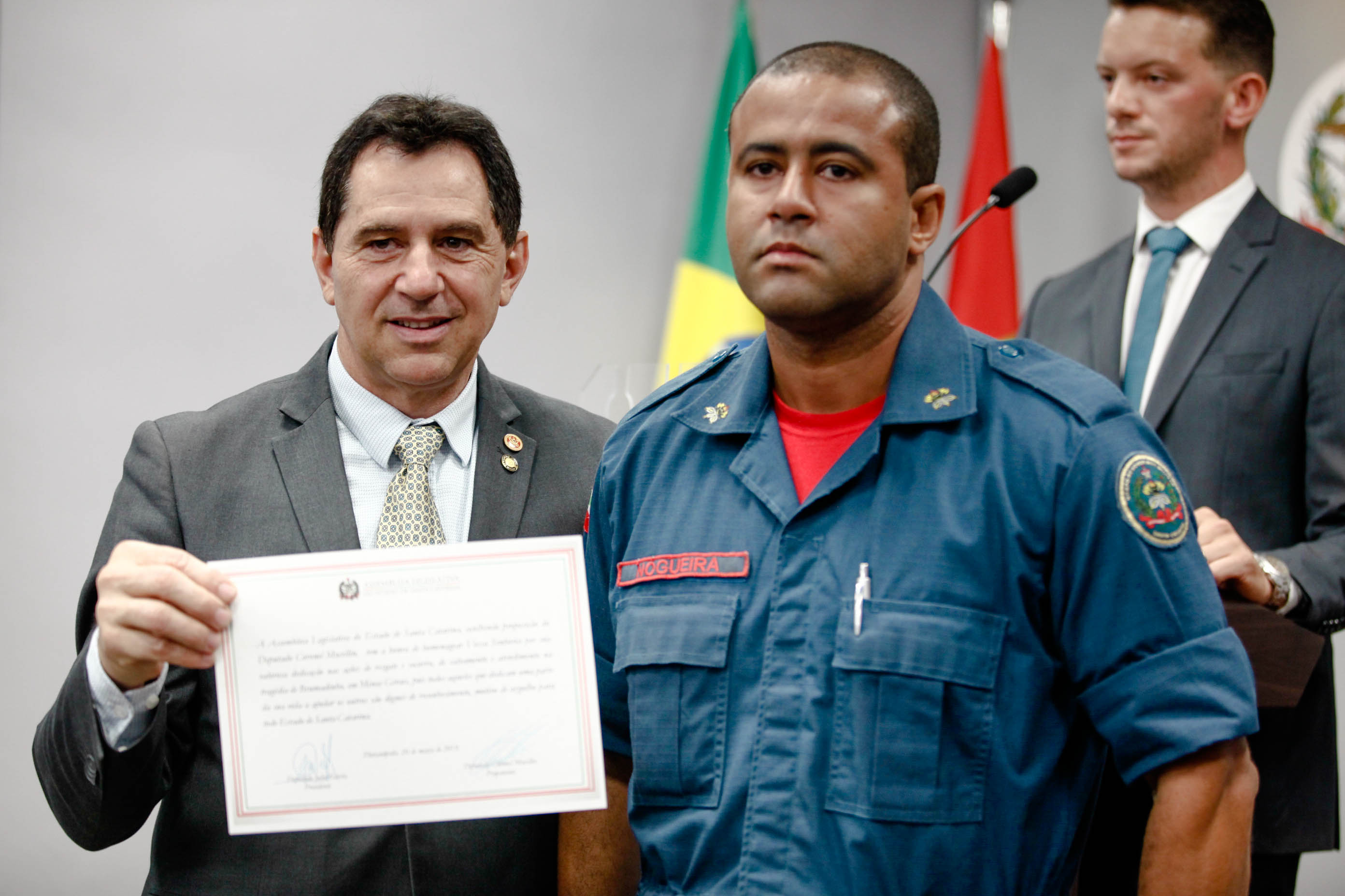 Bombeiros catarinenses que atuaram em Brumadinho são homenageados na Alesc.