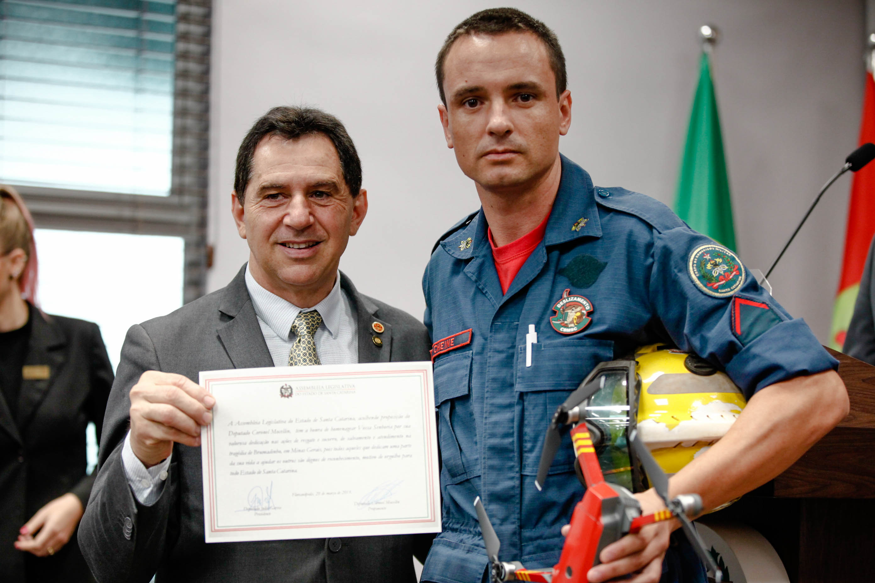 Bombeiros catarinenses que atuaram em Brumadinho são homenageados na Alesc.