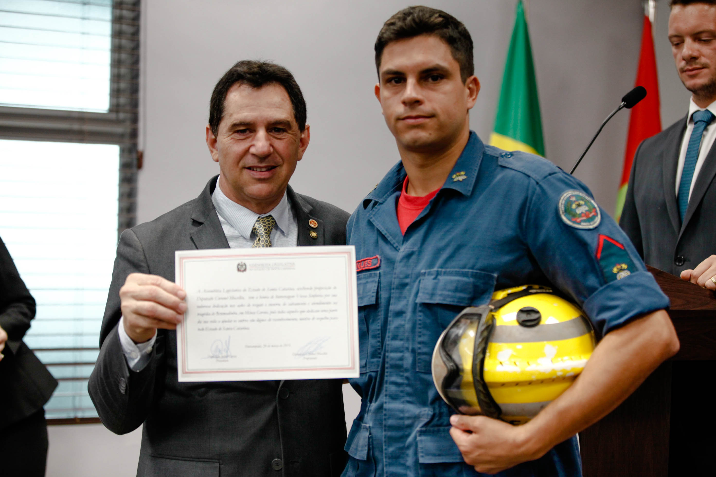 Bombeiros catarinenses que atuaram em Brumadinho são homenageados na Alesc.