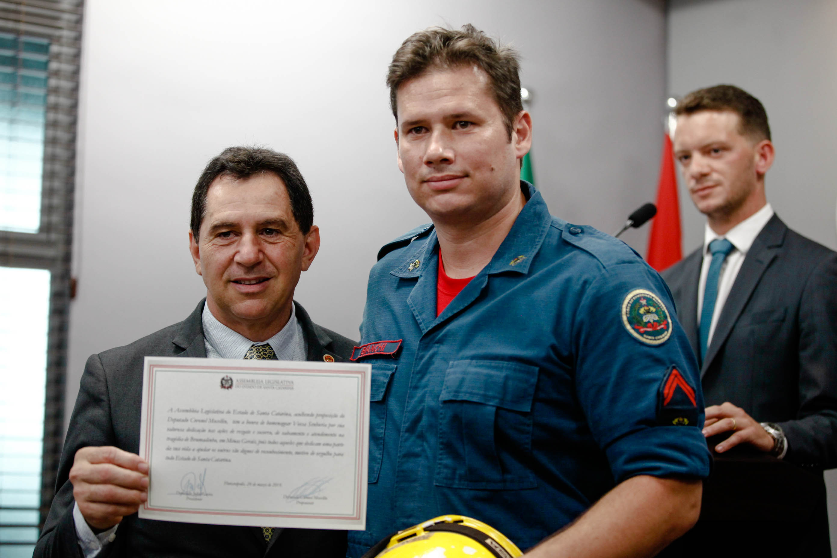 Bombeiros catarinenses que atuaram em Brumadinho são homenageados na Alesc.
