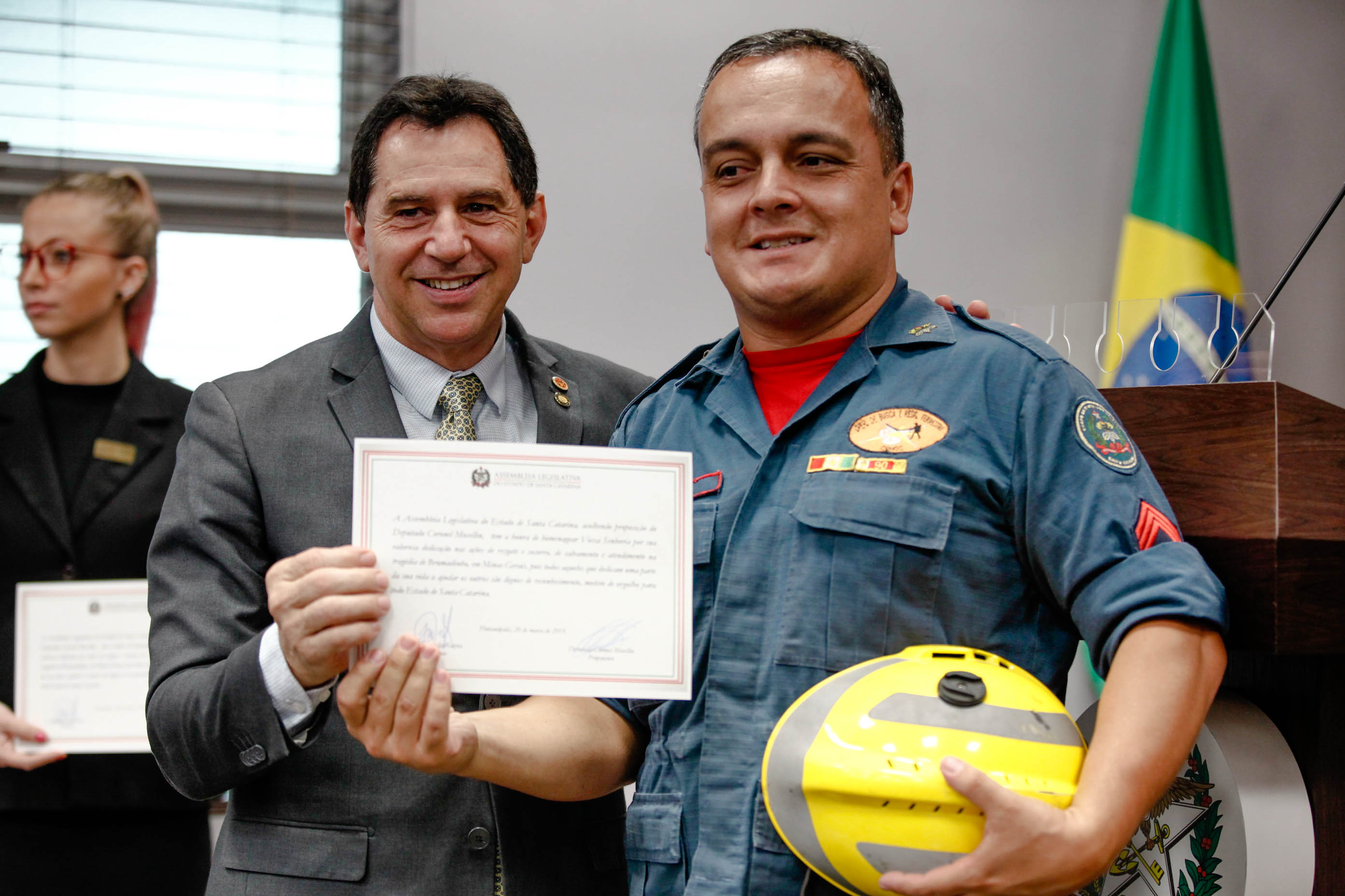 Bombeiros catarinenses que atuaram em Brumadinho são homenageados na Alesc.
