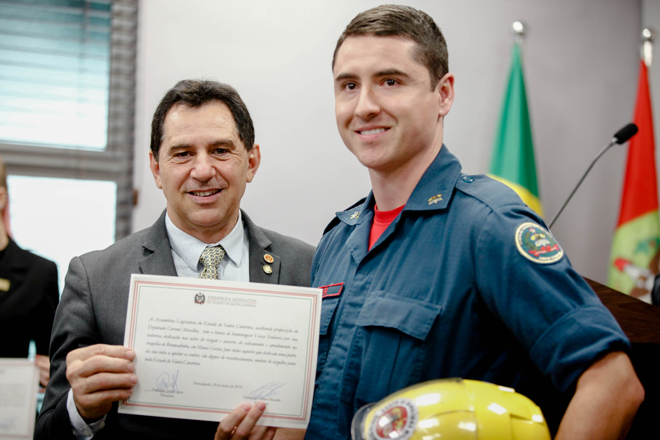 Bombeiros catarinenses que atuaram em Brumadinho são homenageados na Alesc.