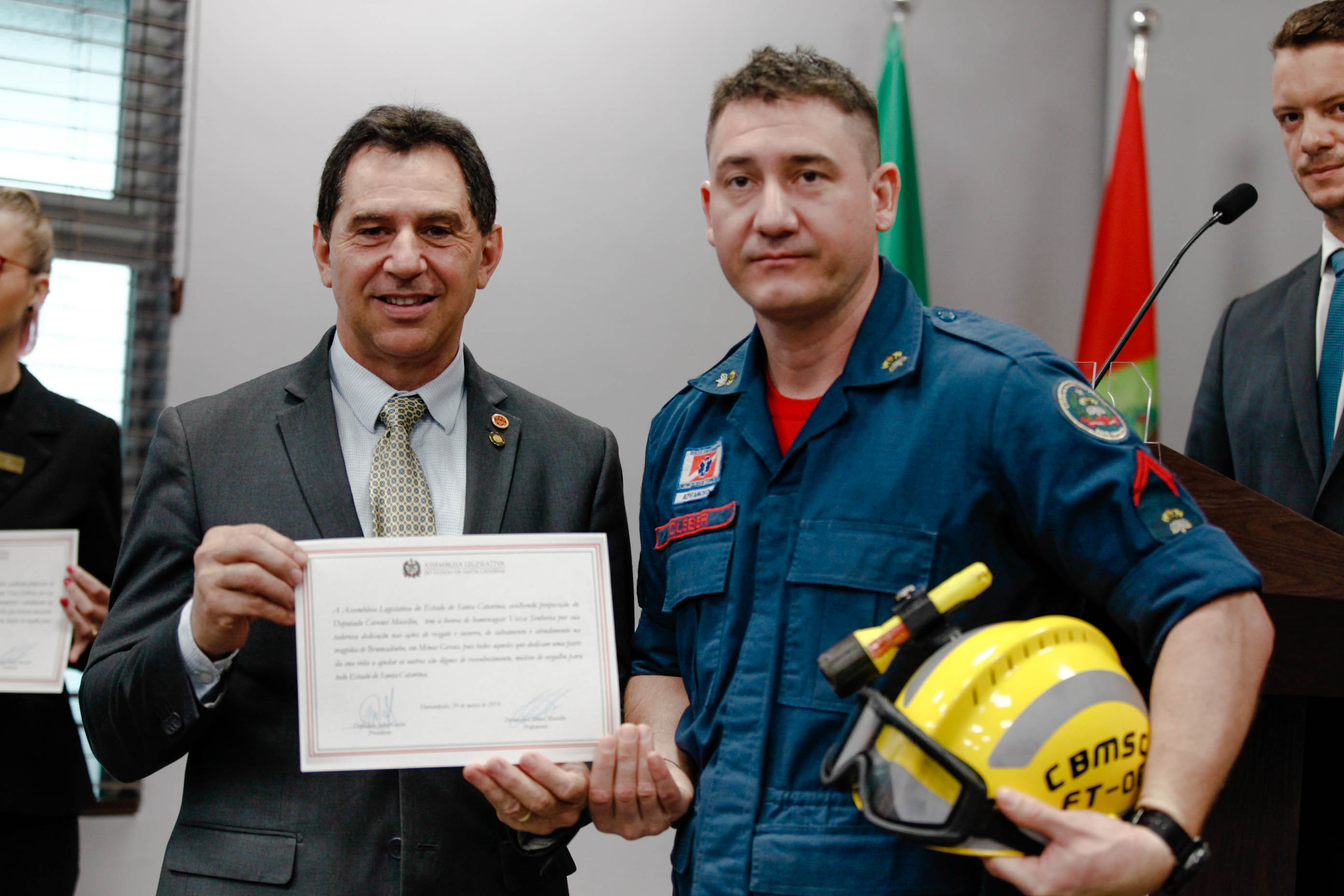 Bombeiros catarinenses que atuaram em Brumadinho são homenageados na Alesc.