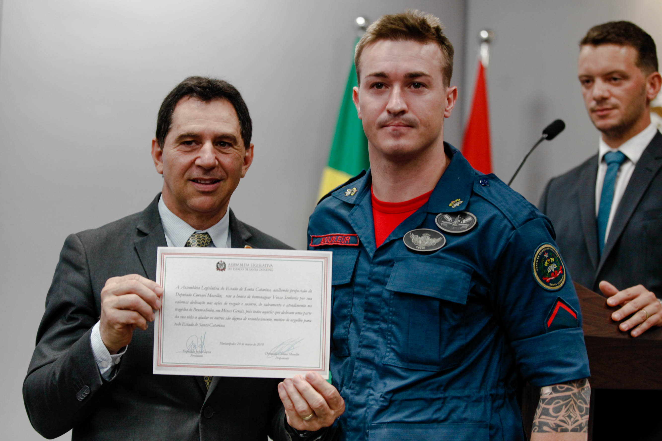 Bombeiros catarinenses que atuaram em Brumadinho são homenageados na Alesc.