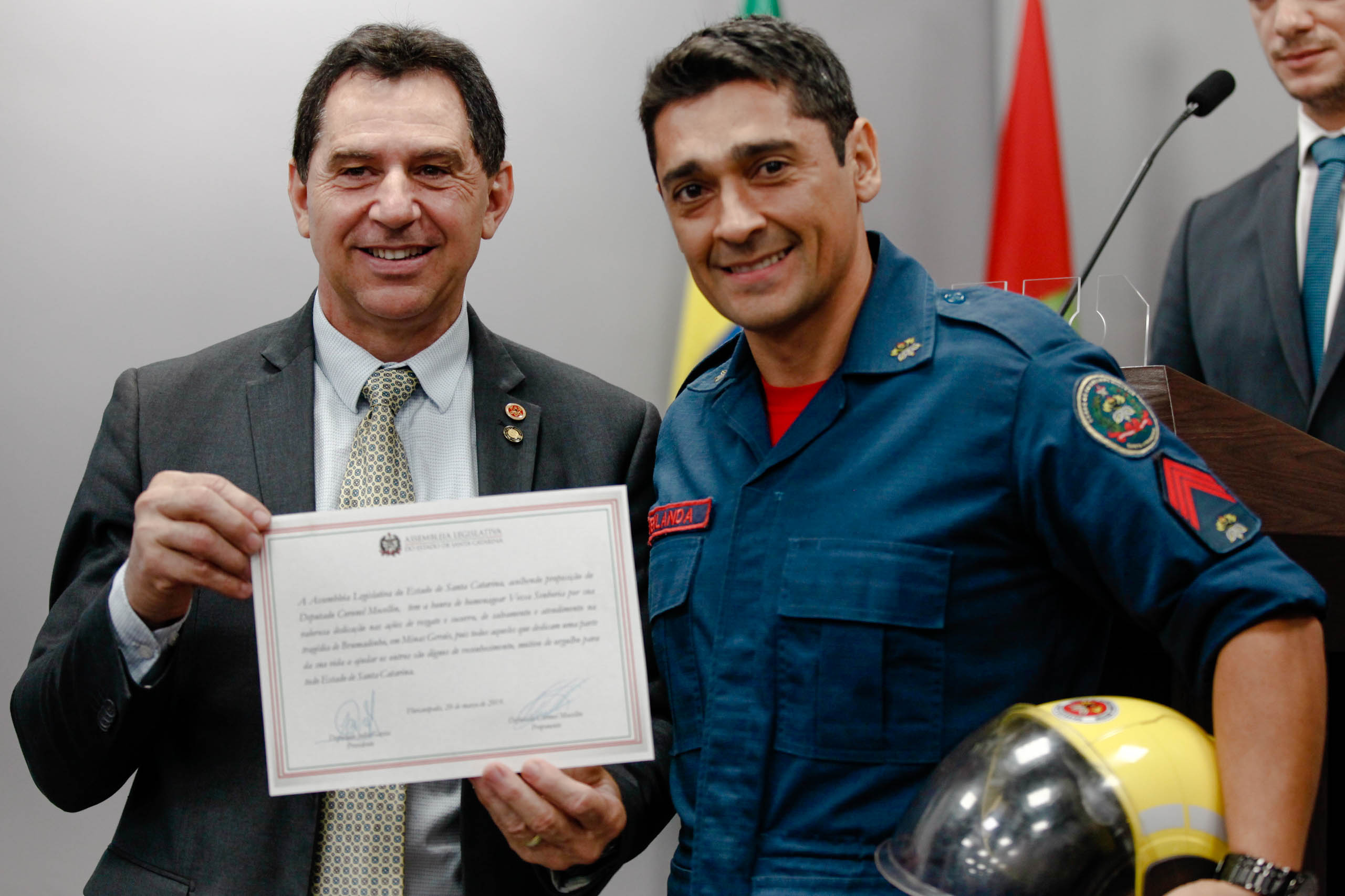 Bombeiros catarinenses que atuaram em Brumadinho são homenageados na Alesc.