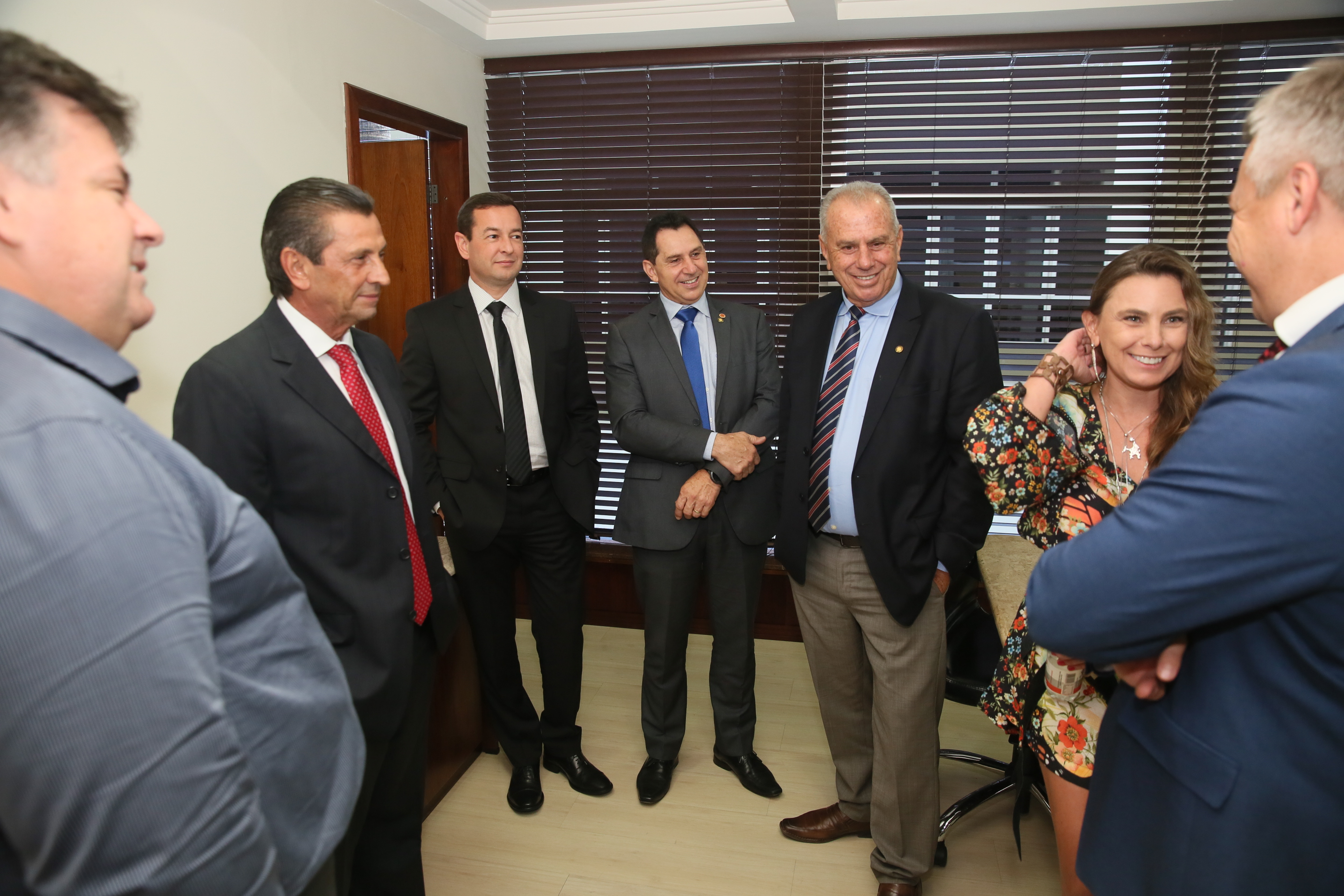Presidente Julio Garcia recebe das mãos do Governador o projeto da Reforma Administrativa.