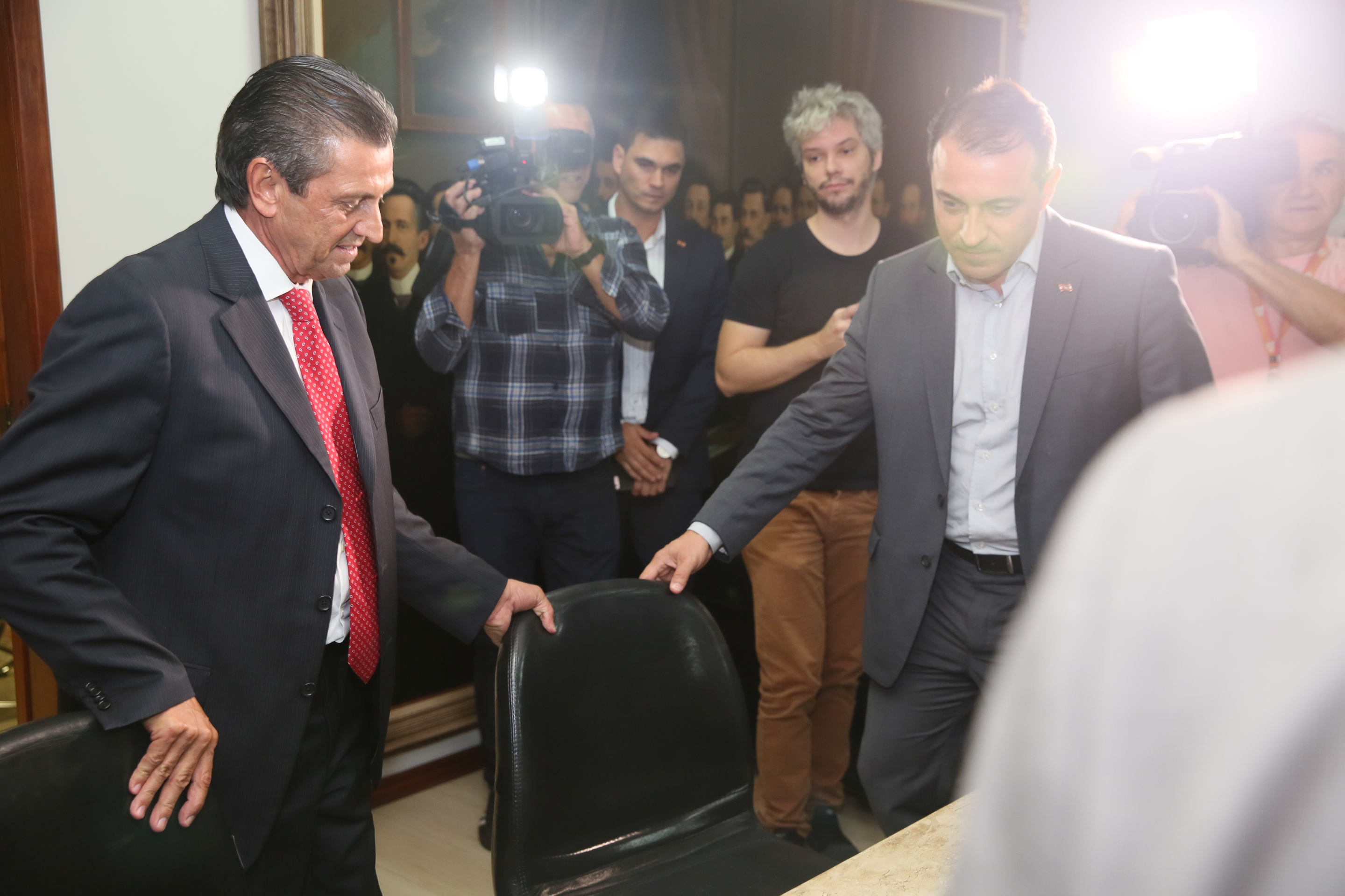 Presidente Julio Garcia recebe das mãos do Governador o projeto da Reforma Administrativa.