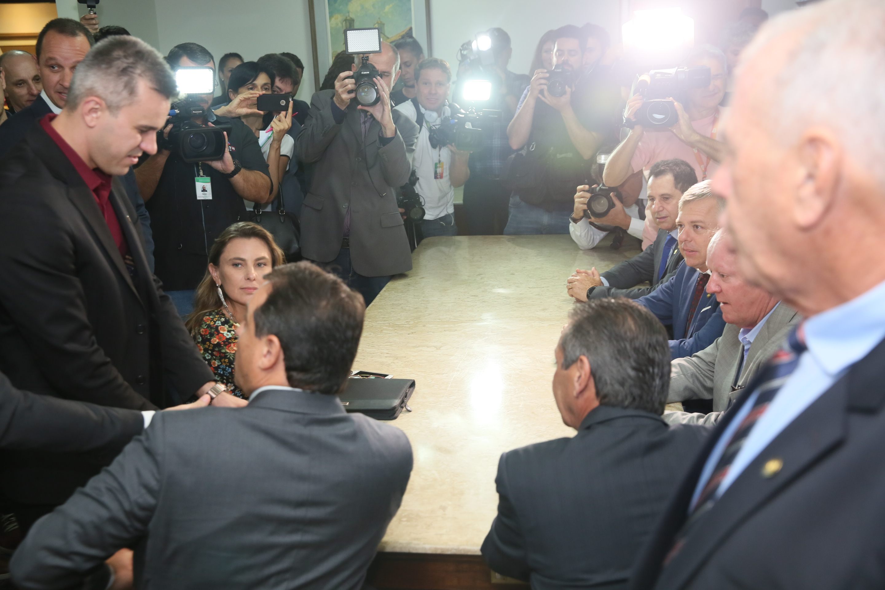 Presidente Julio Garcia recebe das mãos do Governador o projeto da Reforma Administrativa.