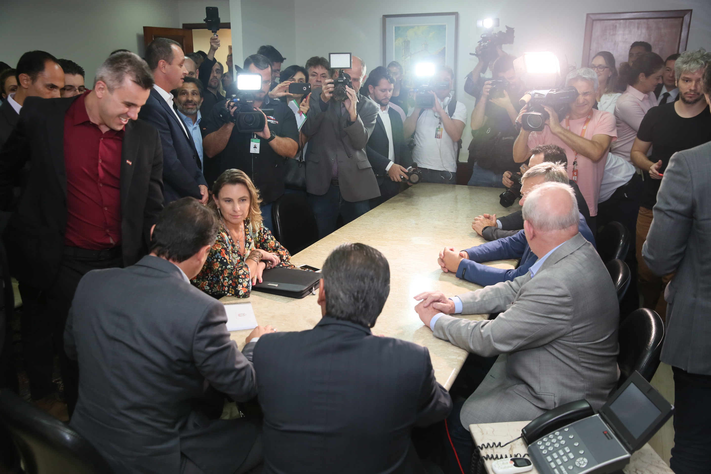 Presidente Julio Garcia recebe das mãos do Governador o projeto da Reforma Administrativa.