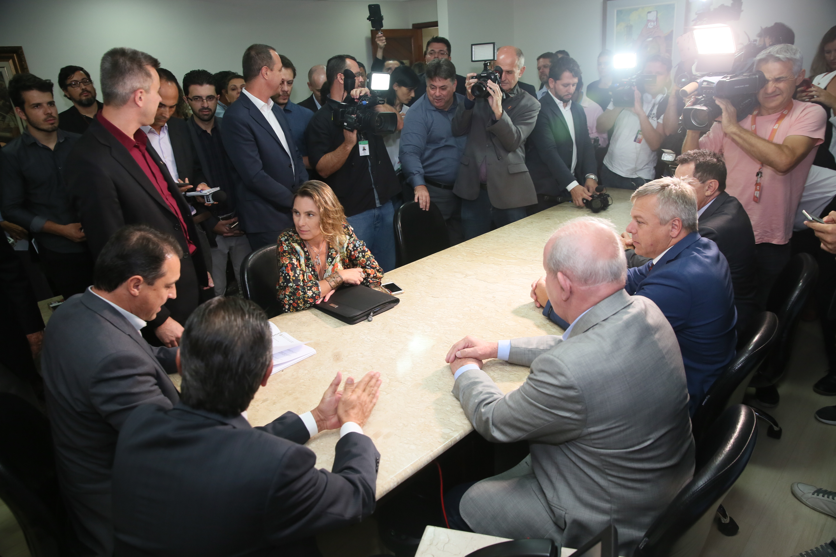 Presidente Julio Garcia recebe das mãos do Governador o projeto da Reforma Administrativa.