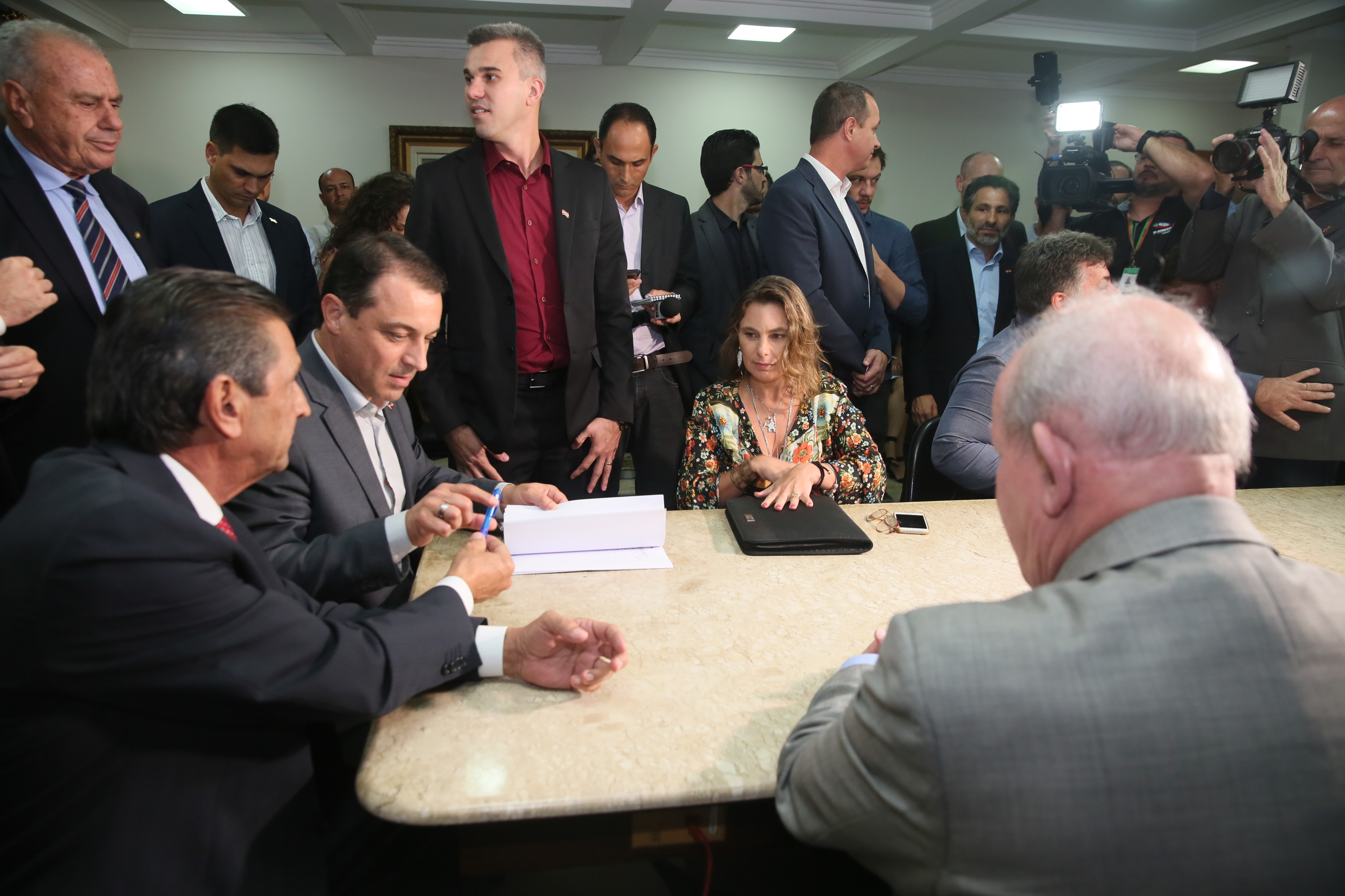 Presidente Julio Garcia recebe das mãos do Governador o projeto da Reforma Administrativa.