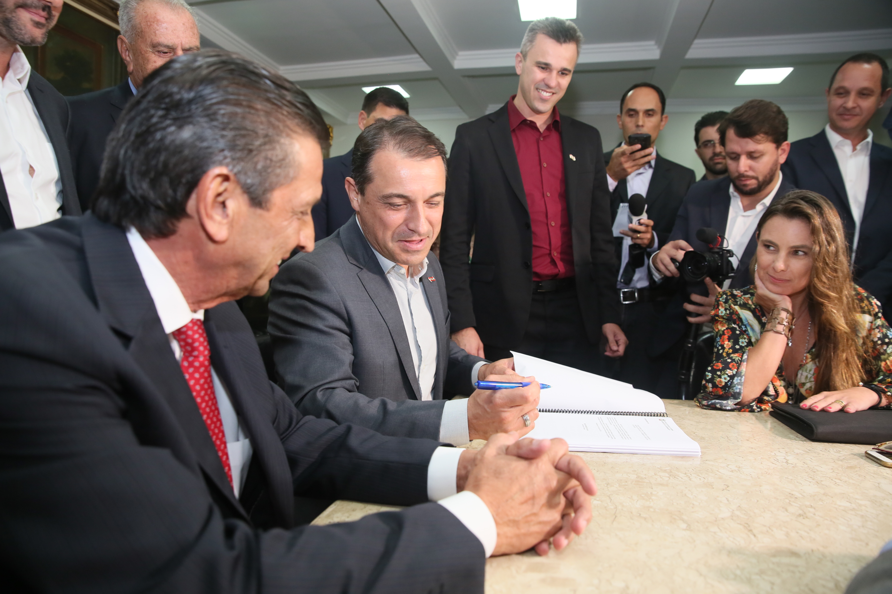 Presidente Julio Garcia recebe das mãos do Governador o projeto da Reforma Administrativa.