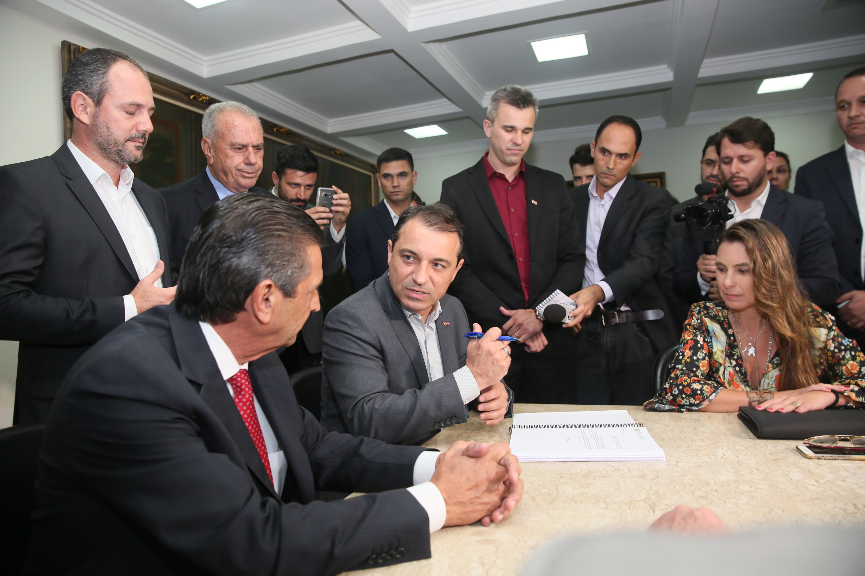 Presidente Julio Garcia recebe das mãos do Governador o projeto da Reforma Administrativa.