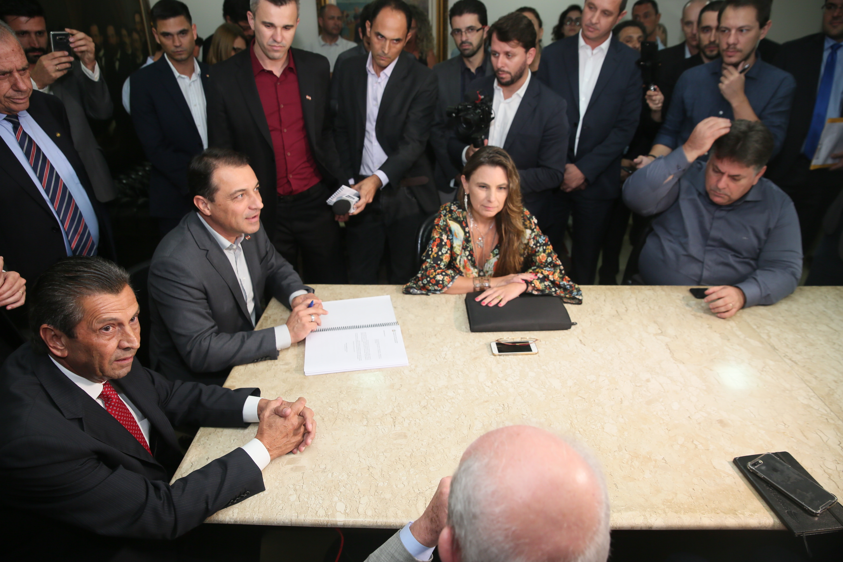 Presidente Julio Garcia recebe das mãos do Governador o projeto da Reforma Administrativa.