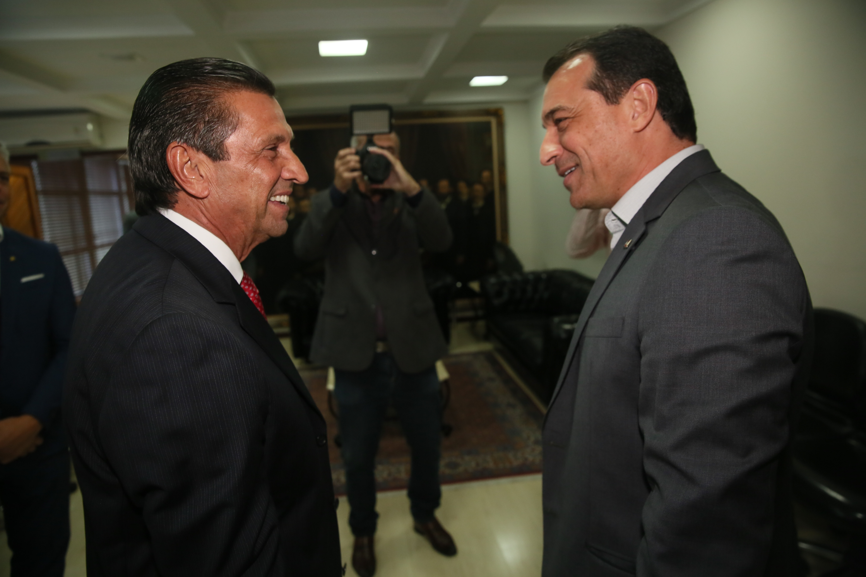 Presidente Julio Garcia recebe das mãos do Governador o projeto da Reforma Administrativa.