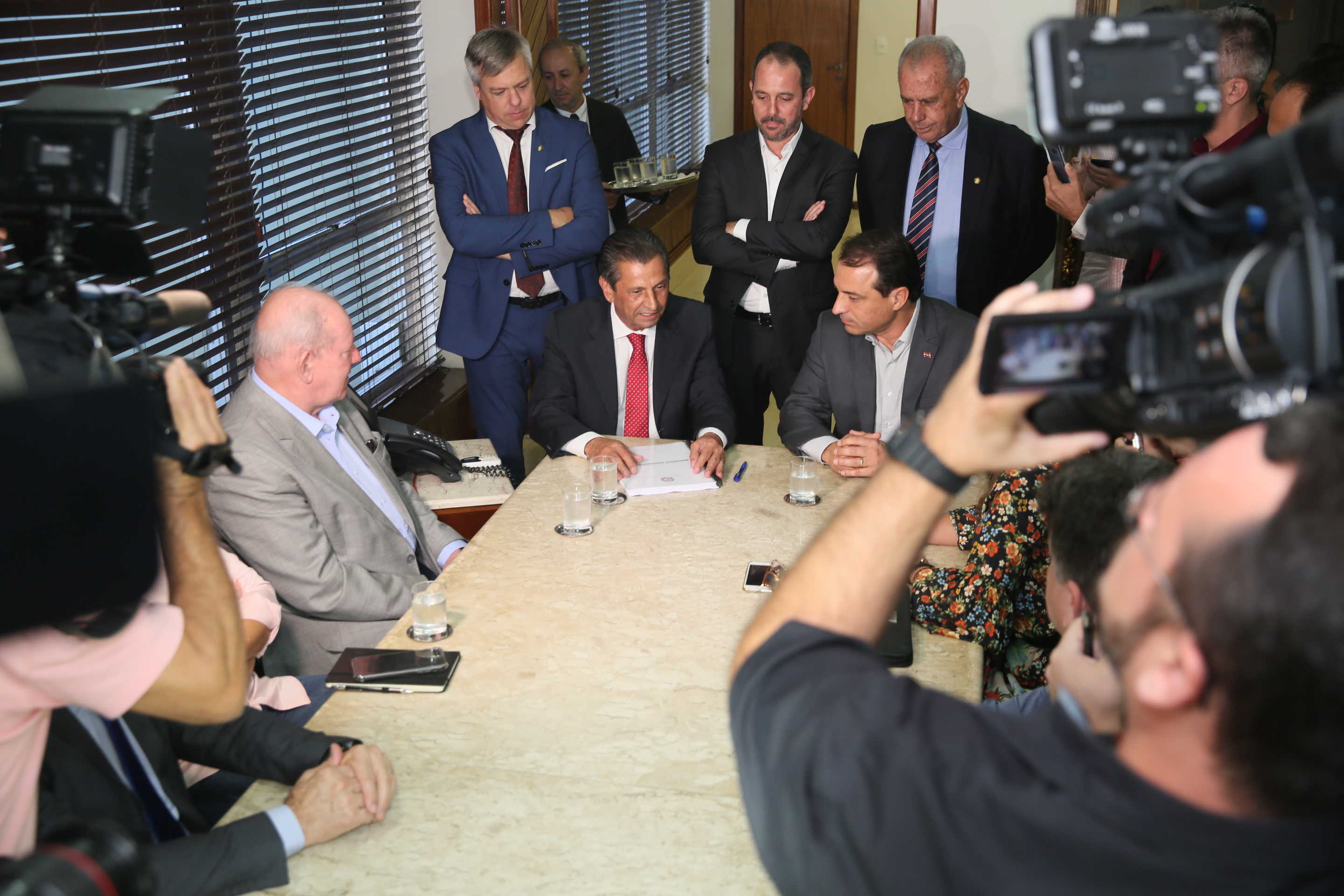 Presidente Julio Garcia recebe das mãos do Governador o projeto da Reforma Administrativa.