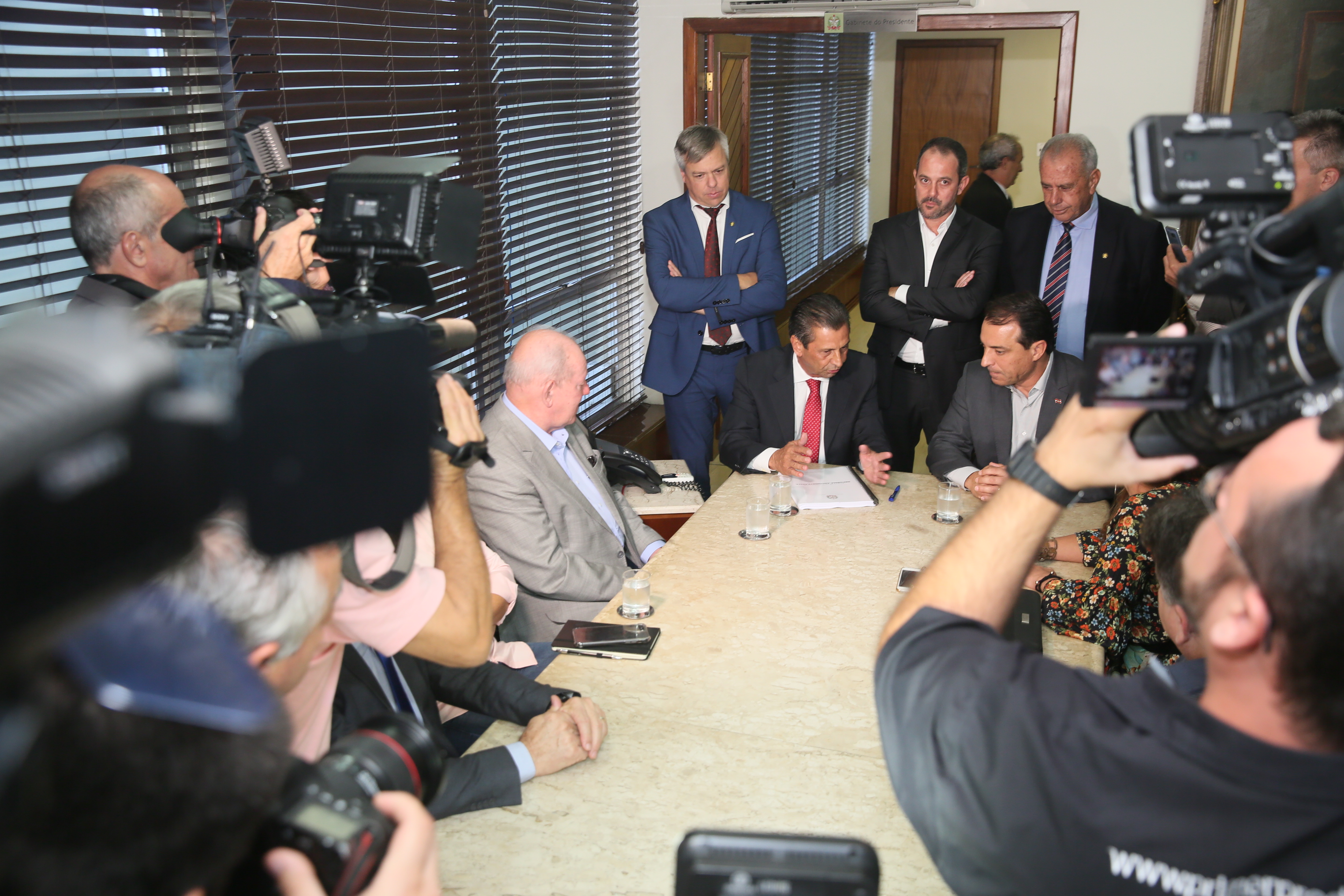 Presidente Julio Garcia recebe das mãos do Governador o projeto da Reforma Administrativa.