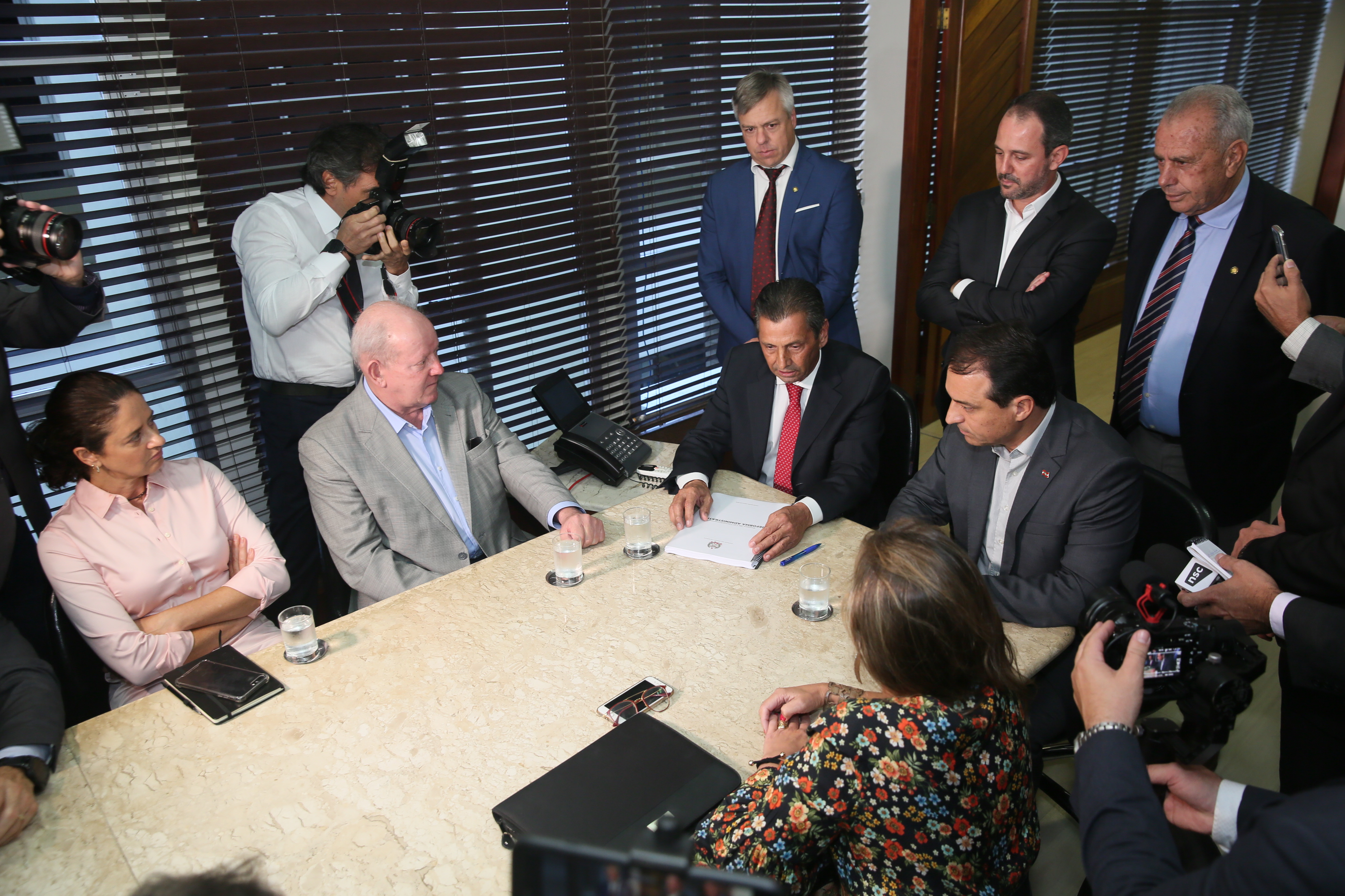 Presidente Julio Garcia recebe das mãos do Governador o projeto da Reforma Administrativa.