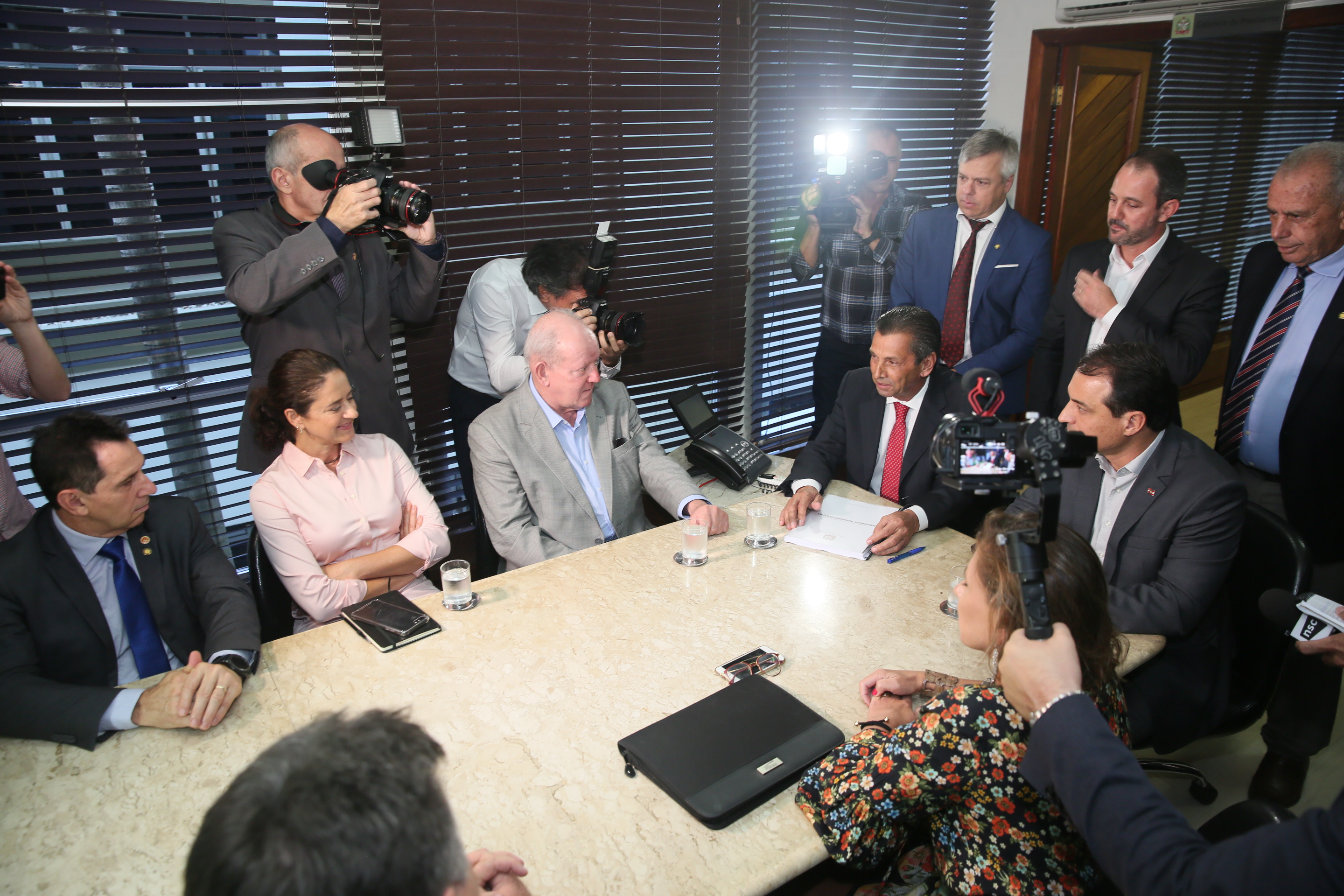 Presidente Julio Garcia recebe das mãos do Governador o projeto da Reforma Administrativa.