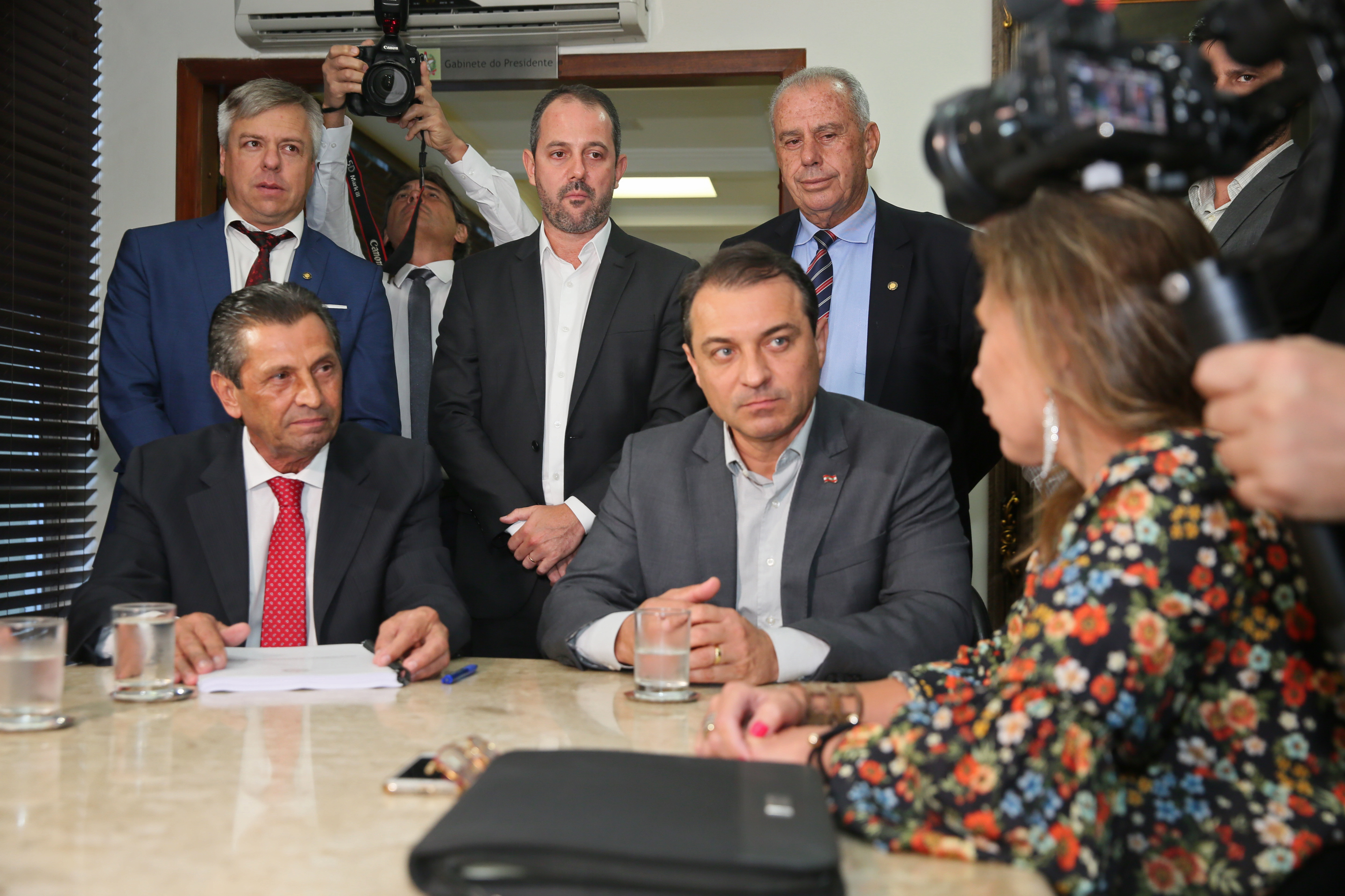 Presidente Julio Garcia recebe das mãos do Governador o projeto da Reforma Administrativa.