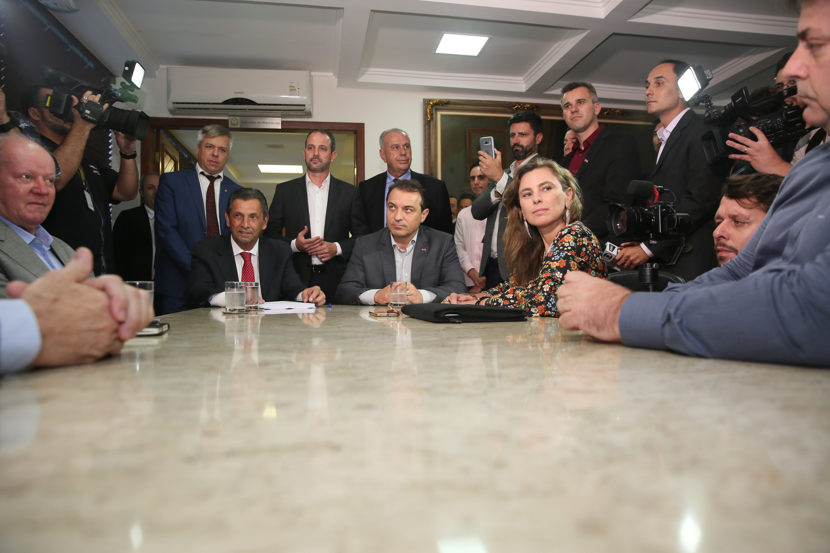 Presidente Julio Garcia recebe das mãos do Governador o projeto da Reforma Administrativa.