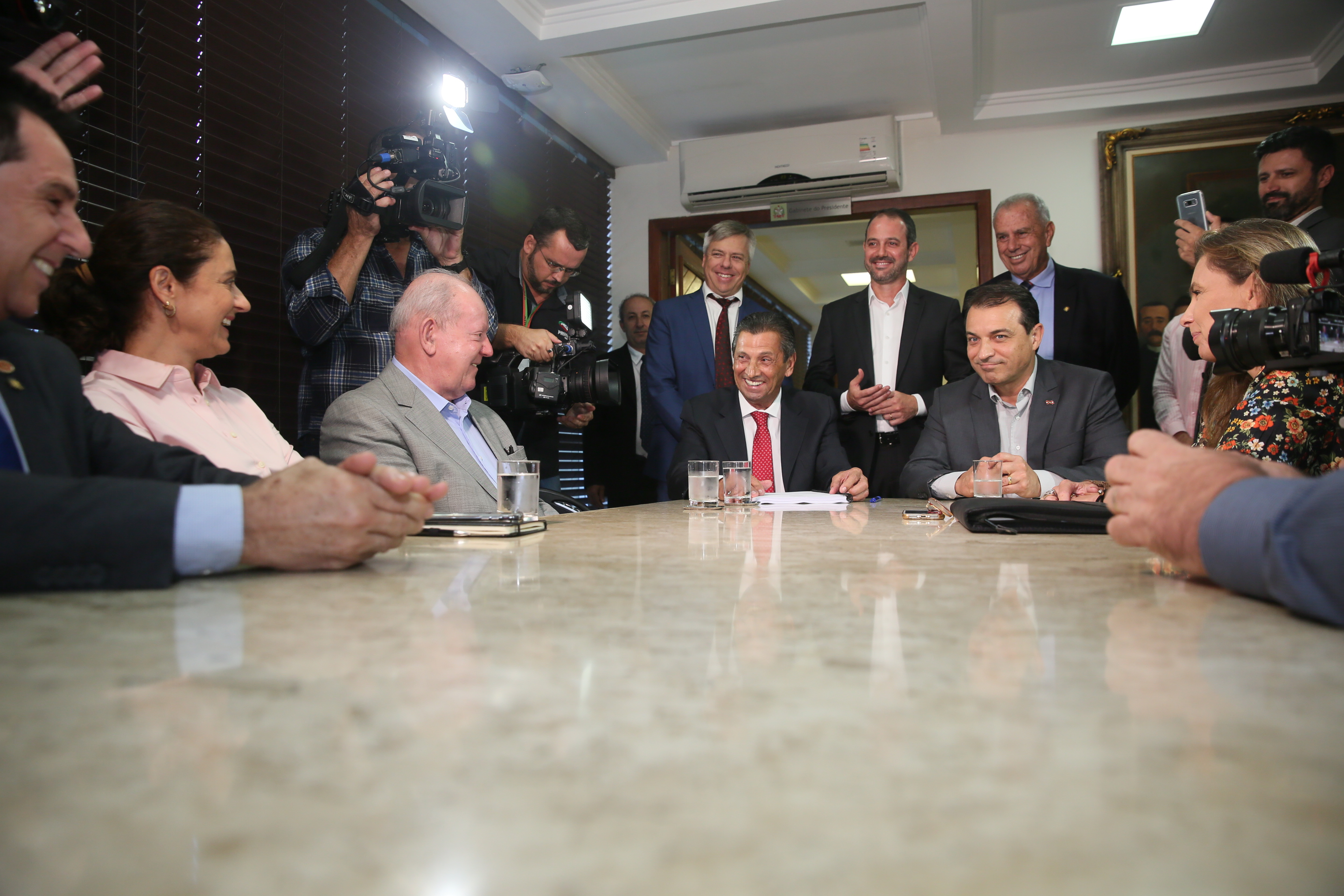 Presidente Julio Garcia recebe das mãos do Governador o projeto da Reforma Administrativa.