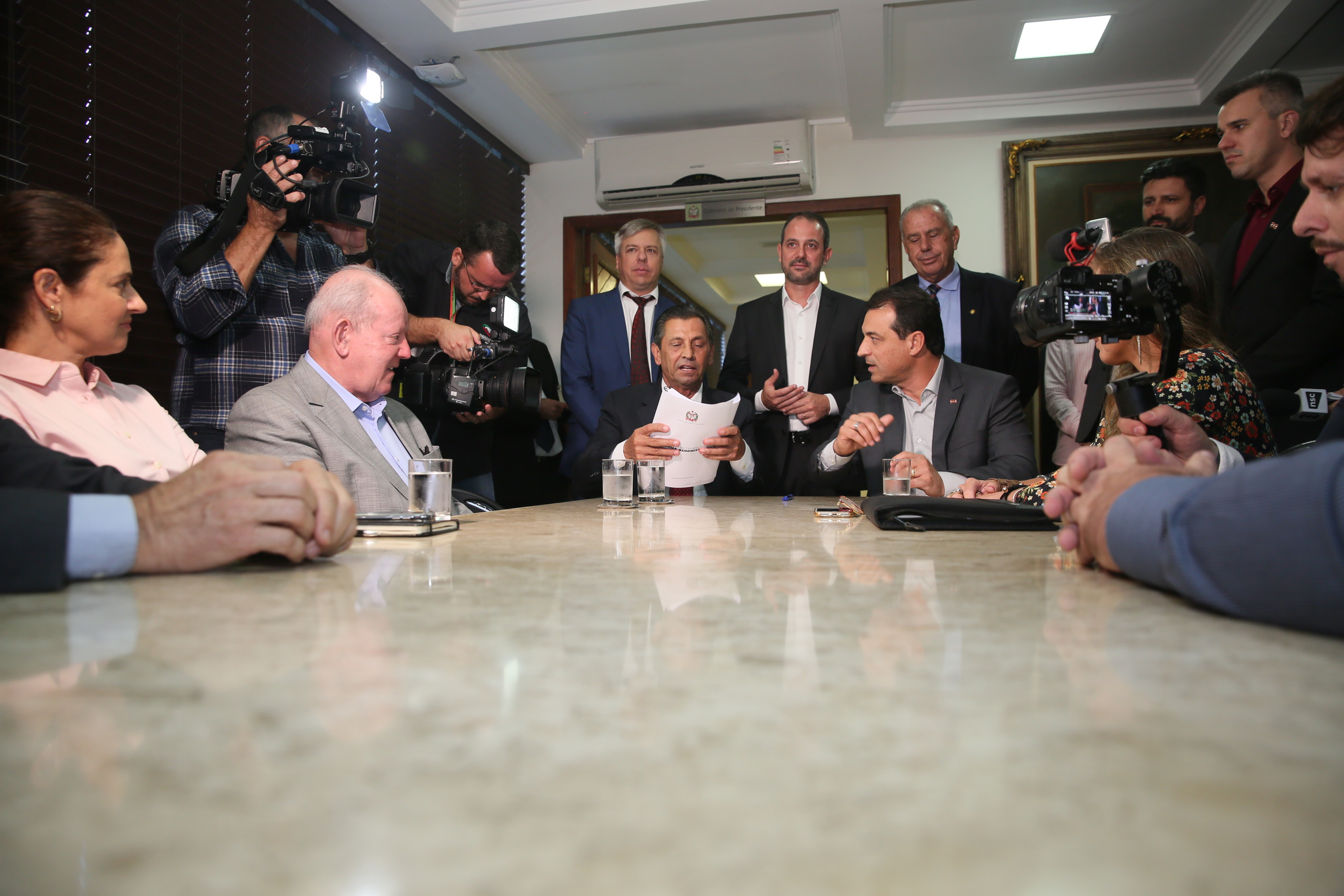 Presidente Julio Garcia recebe das mãos do Governador o projeto da Reforma Administrativa.