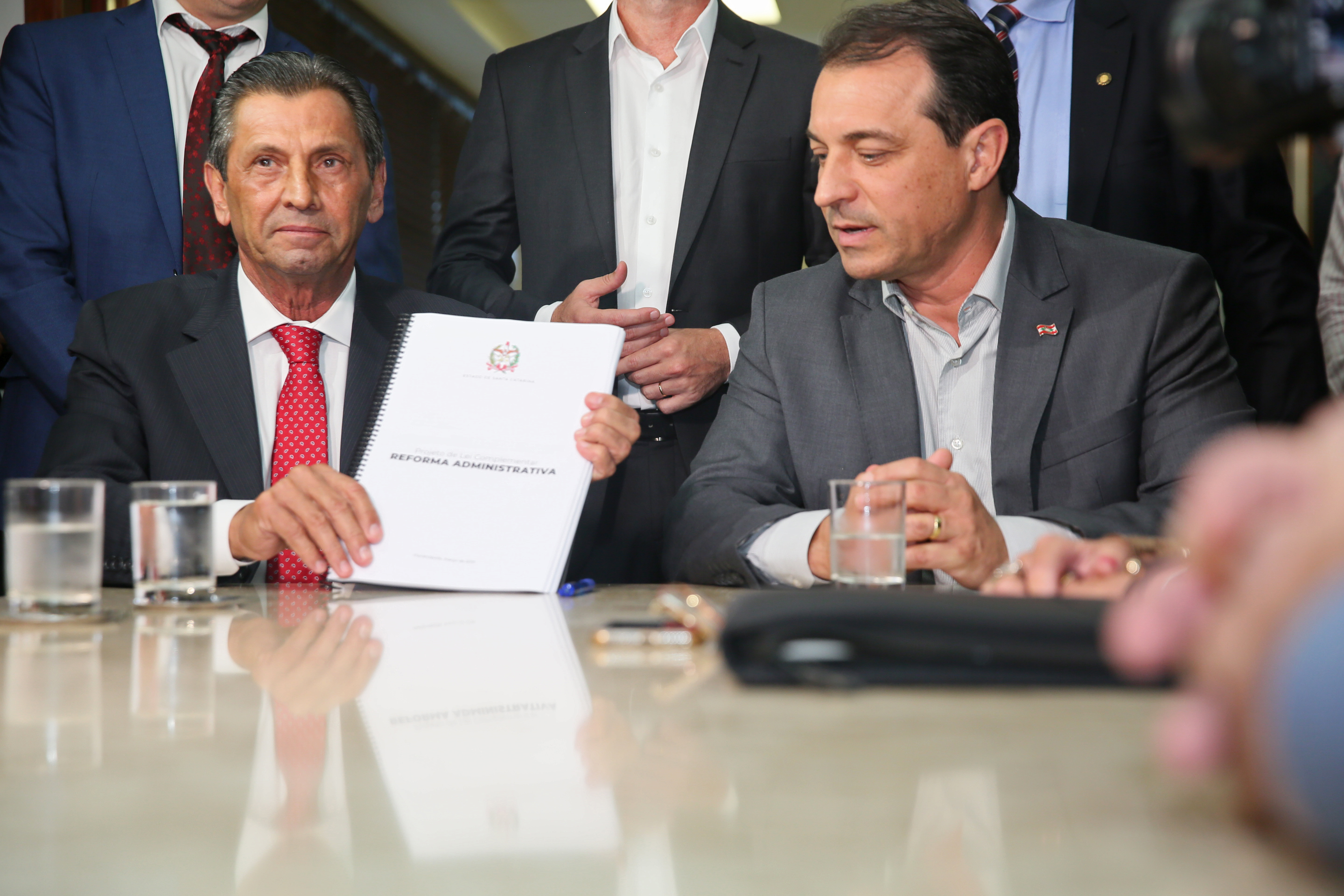 Presidente Julio Garcia recebe das mãos do Governador o projeto da Reforma Administrativa.