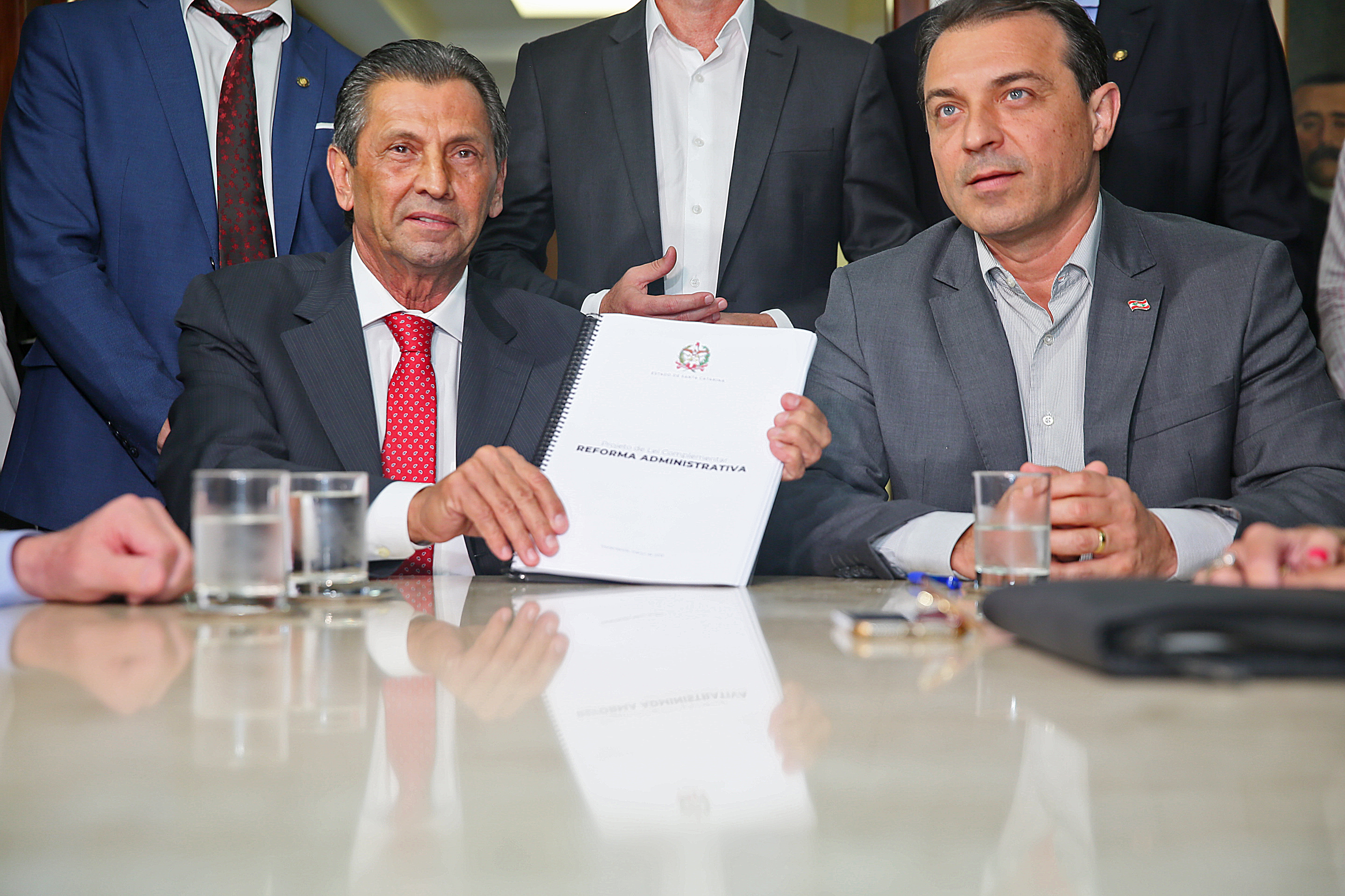 Presidente Julio Garcia recebe das mãos do Governador o projeto da Reforma Administrativa.