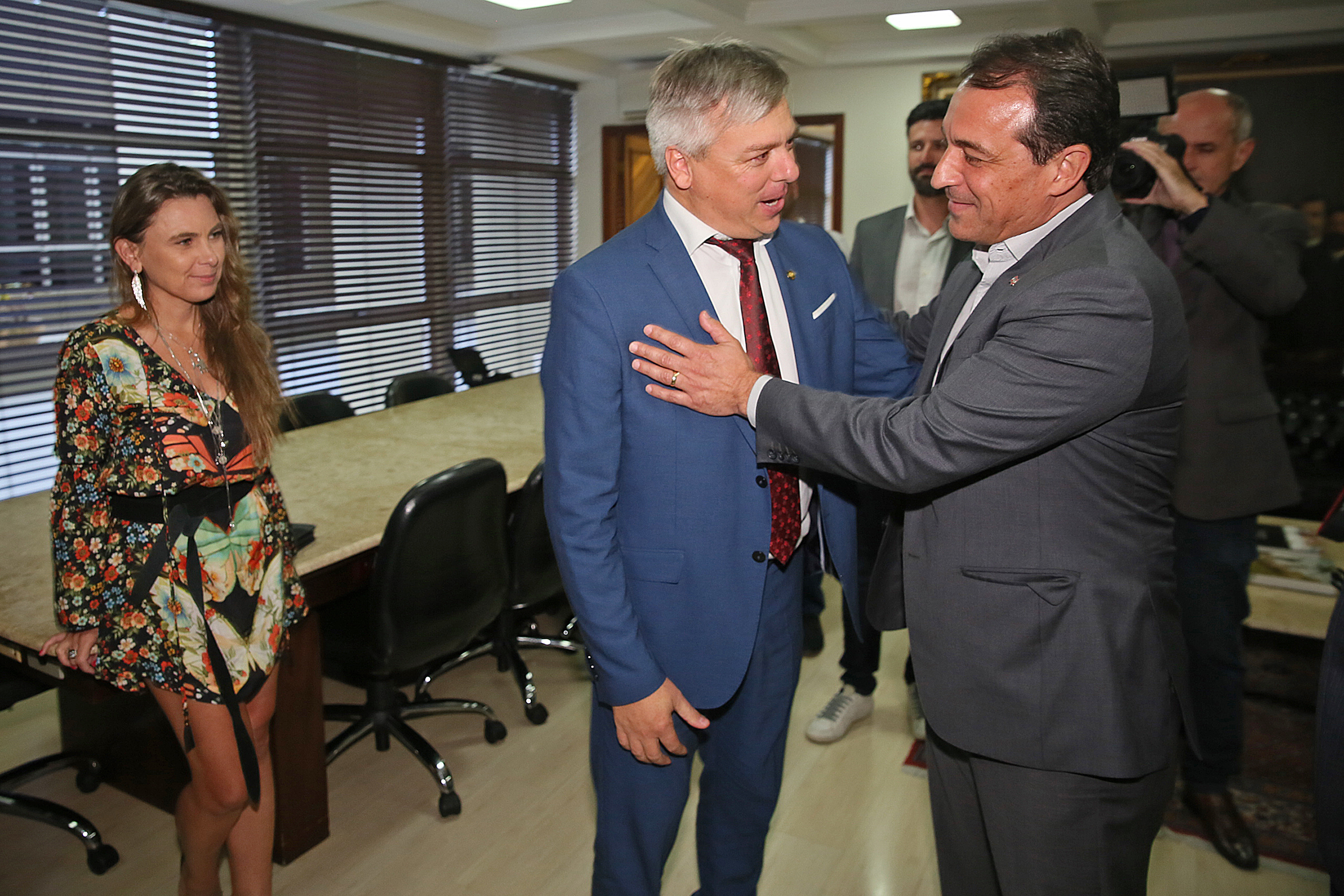 Presidente Julio Garcia recebe das mãos do Governador o projeto da Reforma Administrativa.
